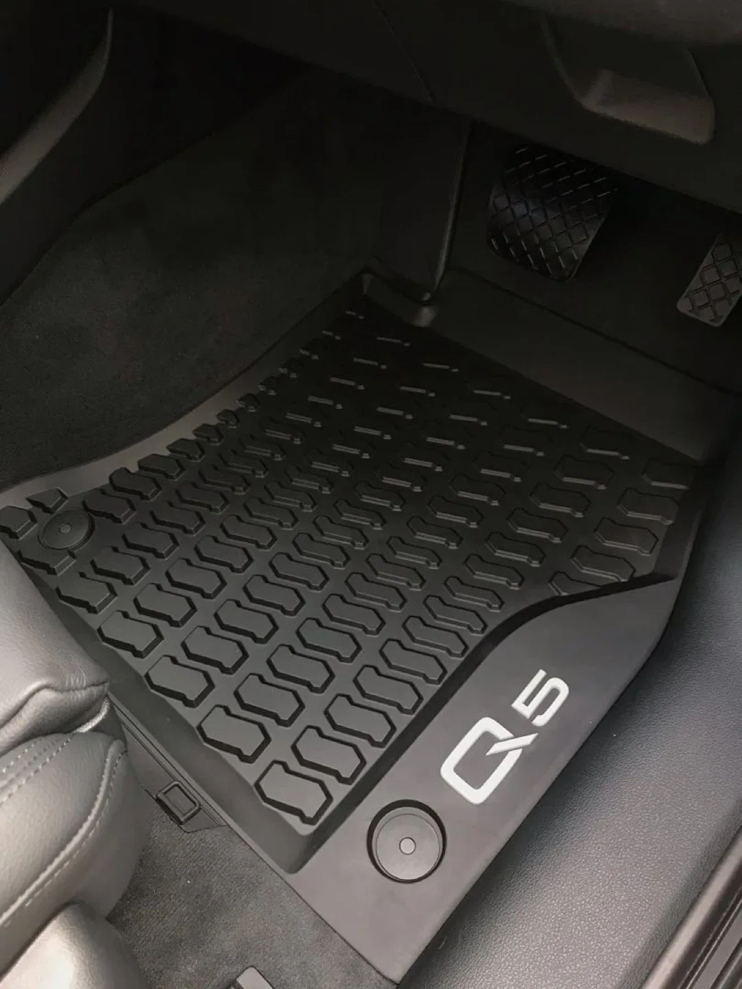 Audi Q5 Floor Mats - Black image indicator(4)