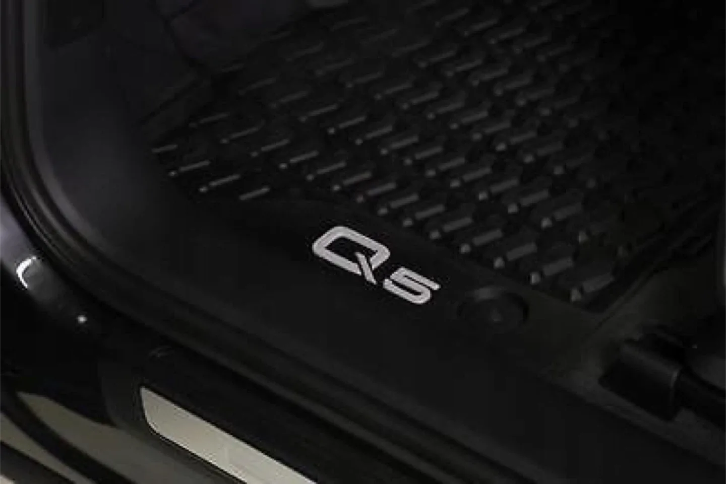 Audi Q5 Floor Mats - Black image indicator(3)