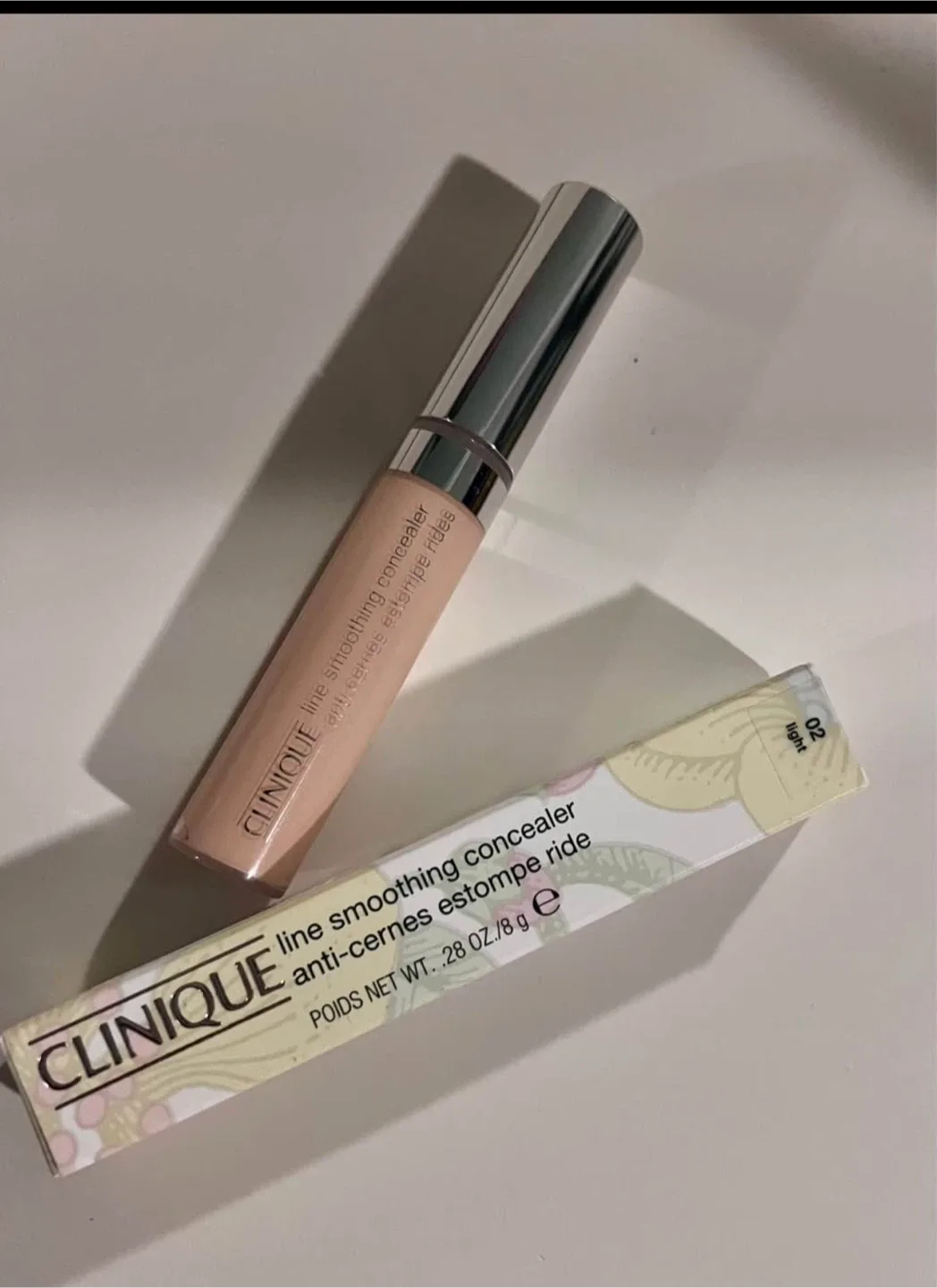 Clinique Line Smoothing Concealer - 02 Light image indicator(2)