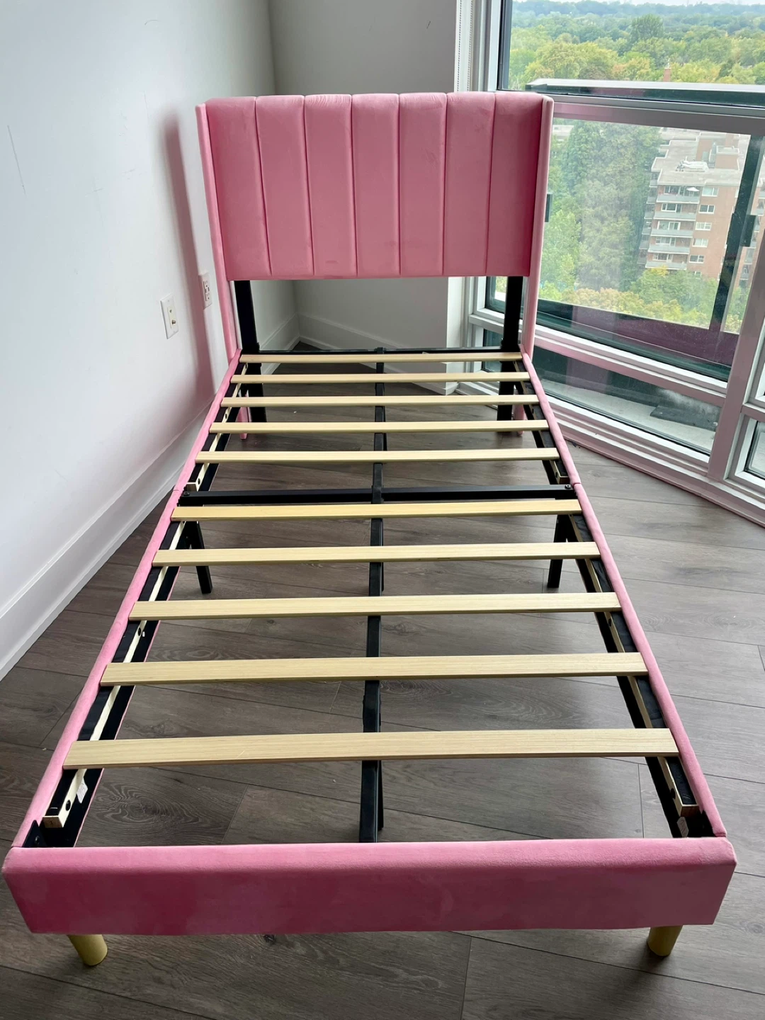 💕 Pink Twin Bed Frame – Great Condition! 💕 - photo 3