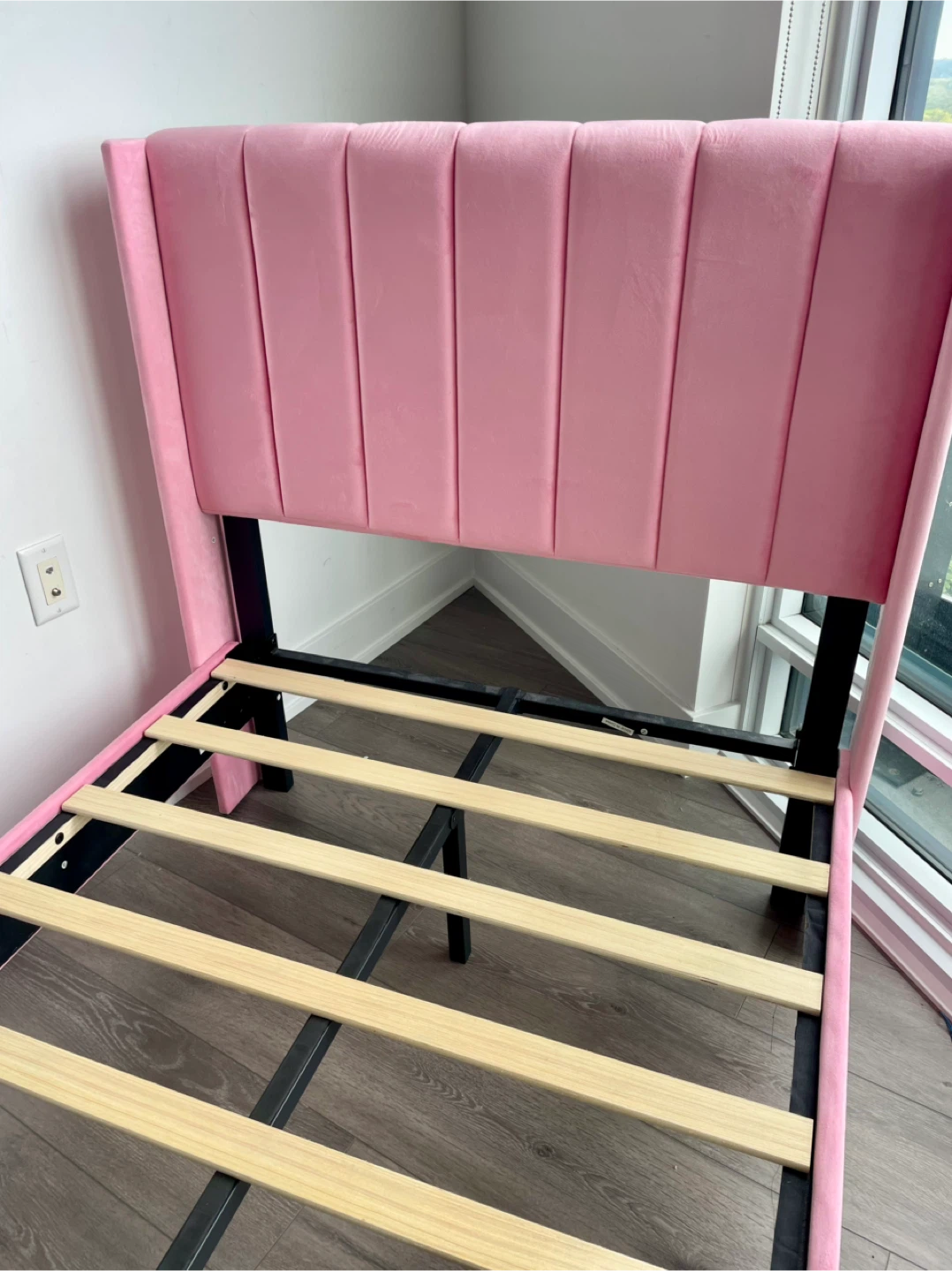 💕 Pink Twin Bed Frame – Great Condition! 💕 - photo 2