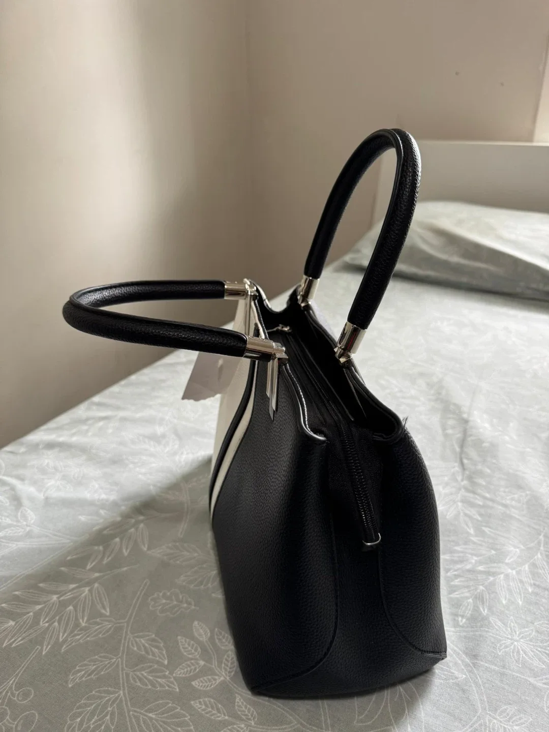 Black & White Handbag image indicator(3)