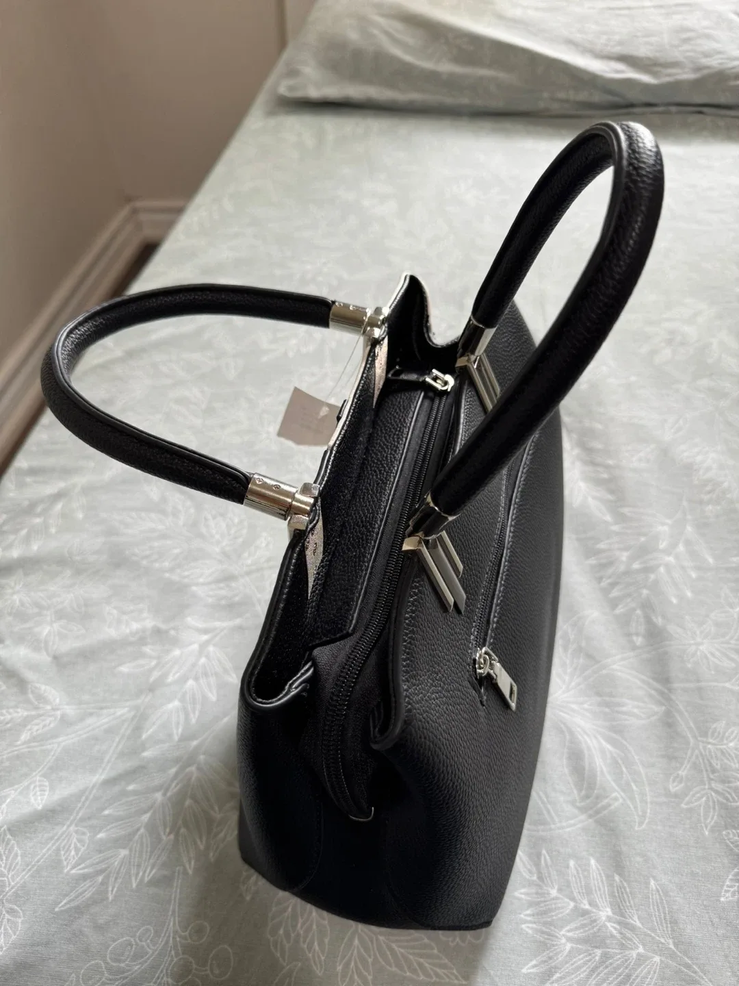 Black & White Handbag image indicator(2)