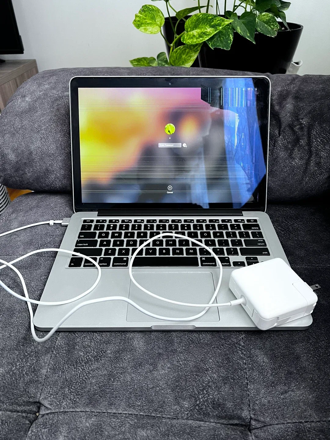 MacBook Pro  (2013) – Fully Functional, Minor Screen Crack image indicator(2)