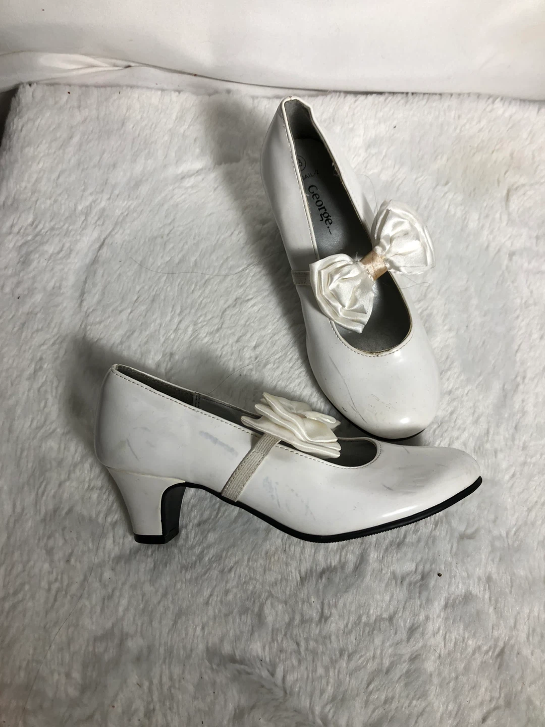 Girls White Patent Shoes with Bows. Size 13.