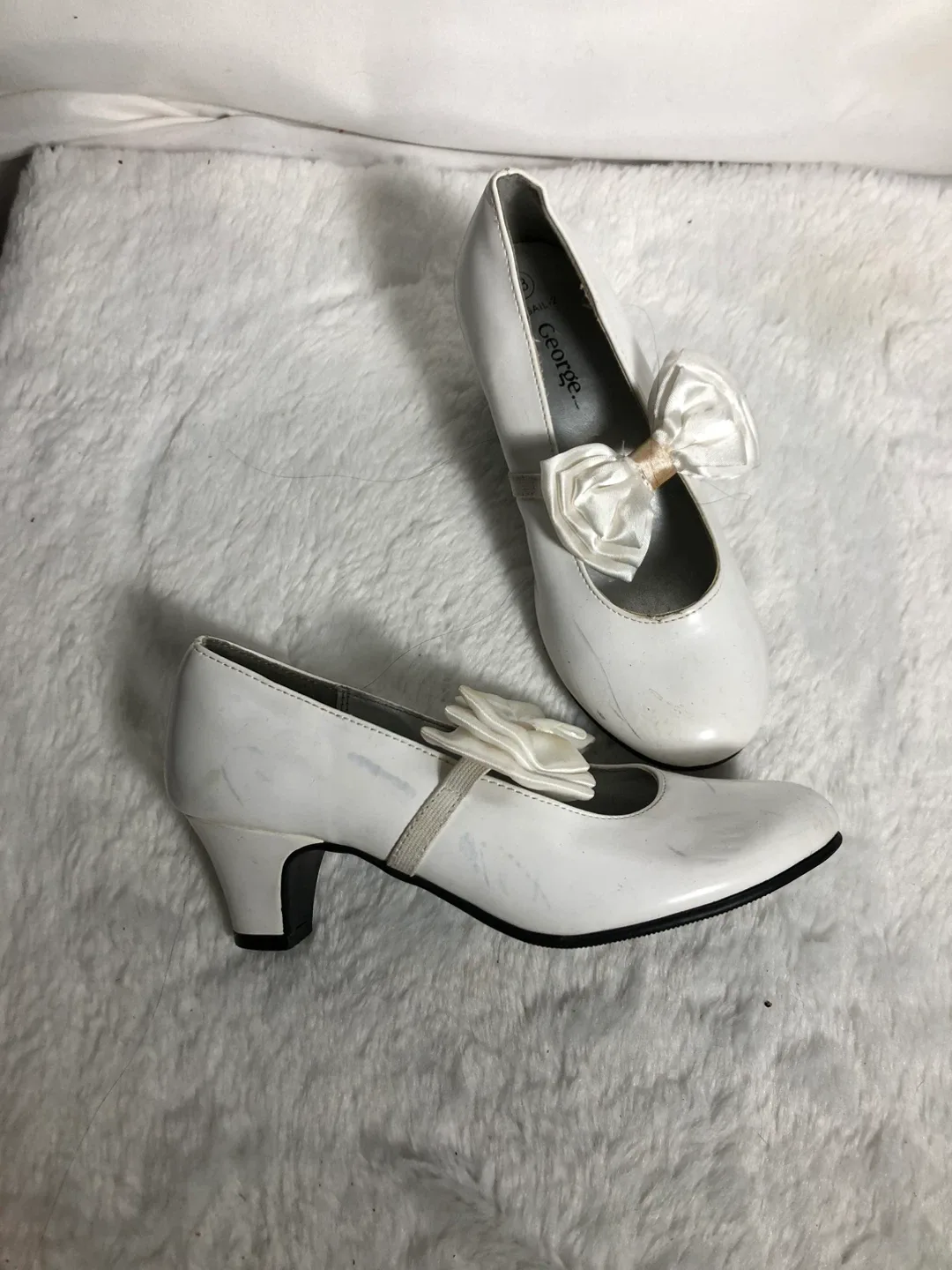 Girls White Patent Shoes with Bows. Size 13. thumbnail