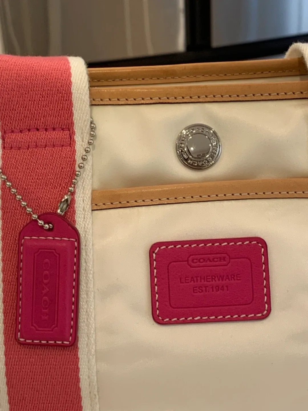 🩷 Coach White & Pink  Medium Hampton Tote Bag 🩷 image indicator(10)