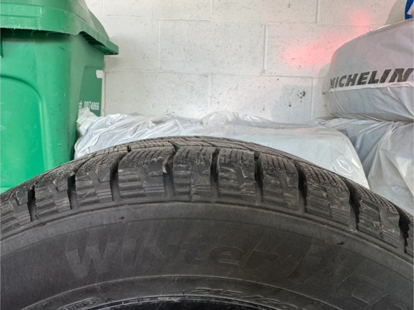 Set of 4 Hankook Winter Tires on rims - 215/60R16 image indicator(4)