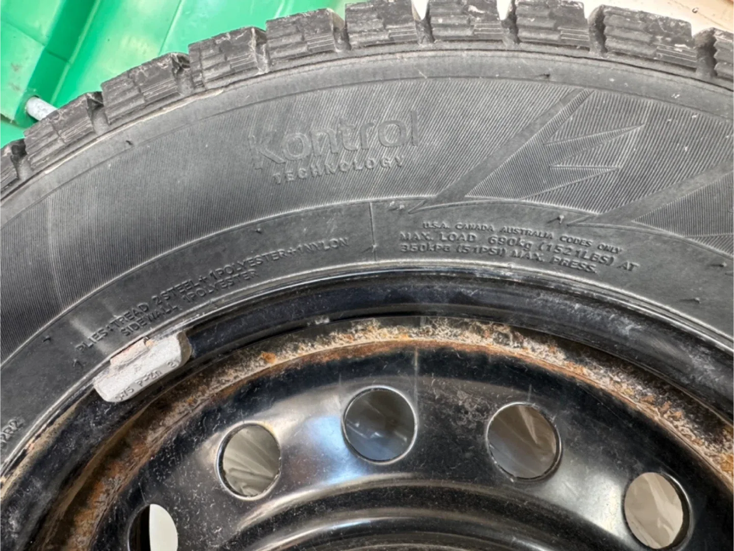 Set of 4 Hankook Winter Tires on rims - 215/60R16 image indicator(2)