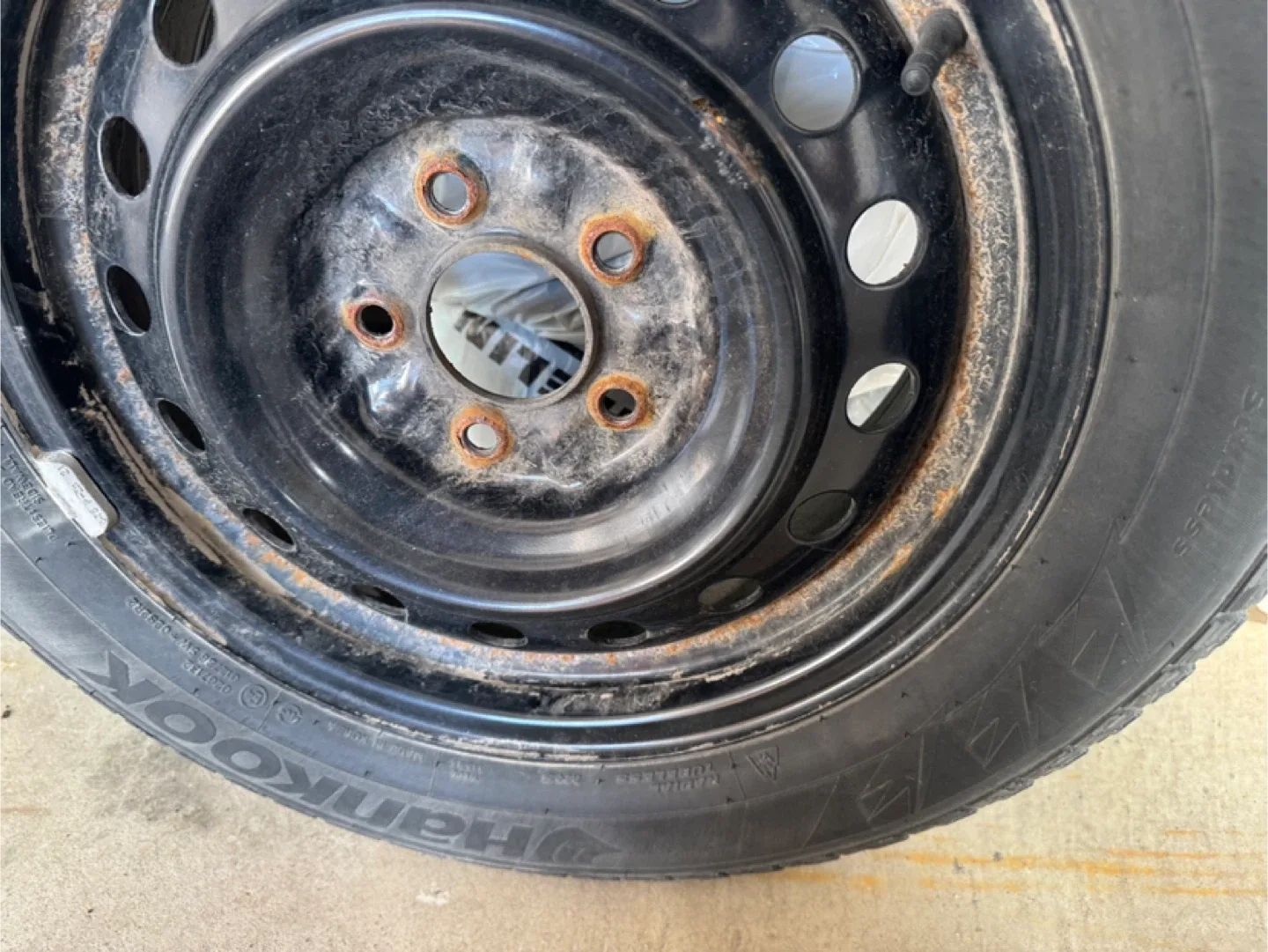 Set of 4 Hankook Winter Tires on rims - 215/60R16 image indicator(5)