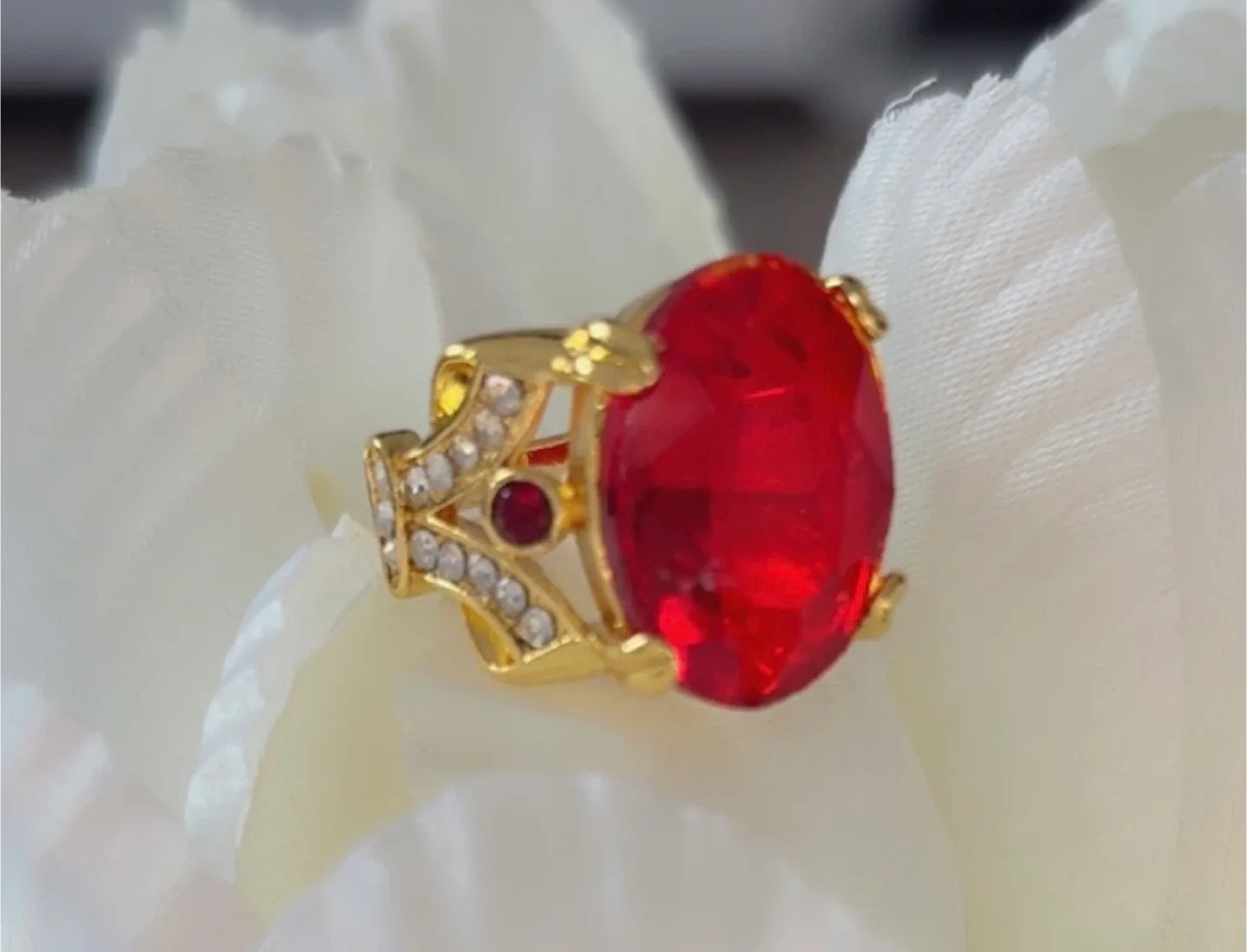 Beautiful Red Stone Golden Ring! Size 6 image indicator(3)