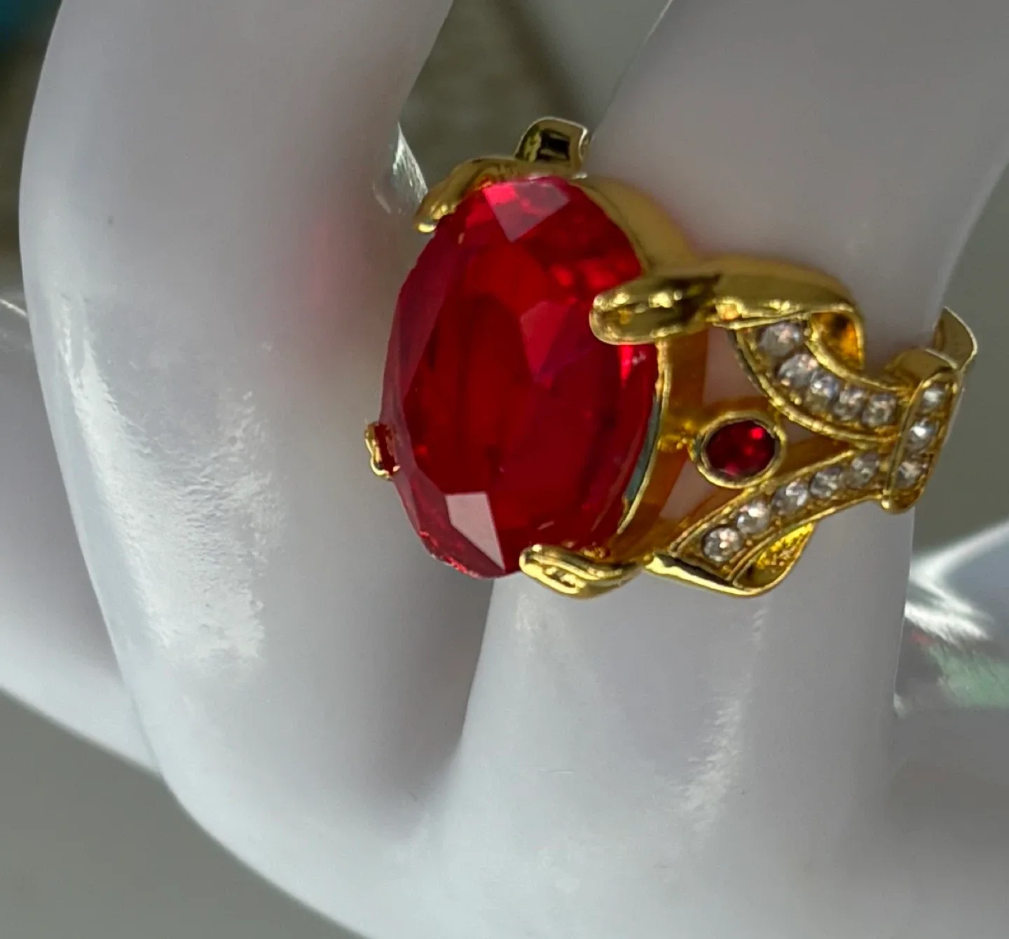 Beautiful Red Stone Golden Ring! Size 6 image indicator(4)