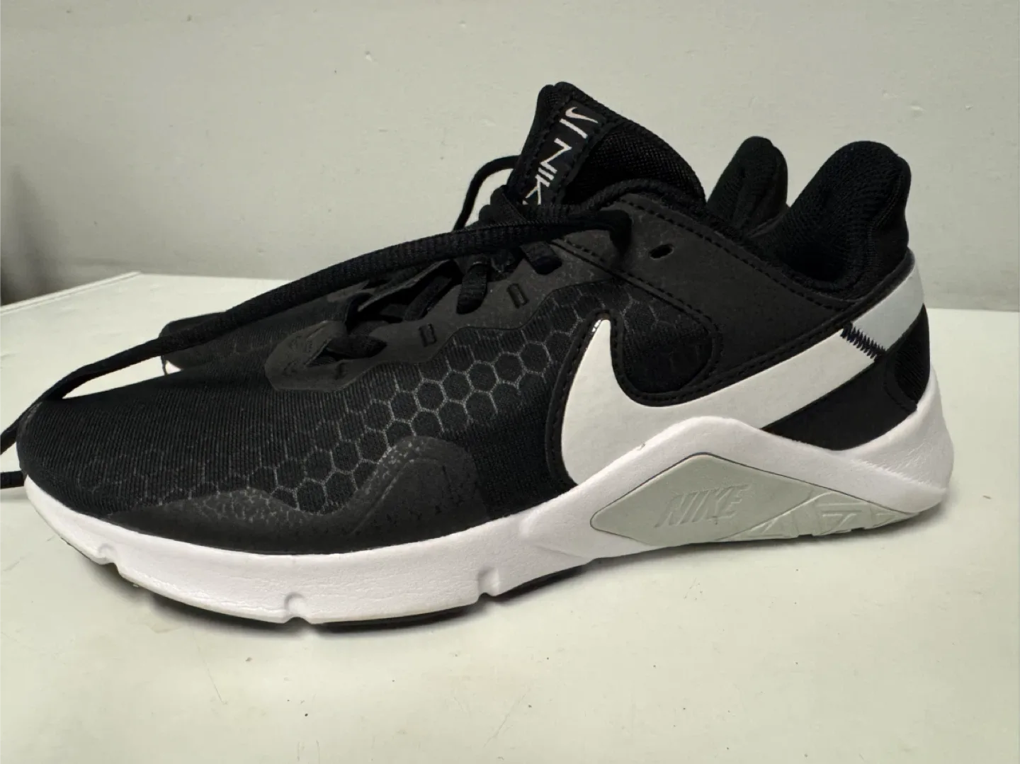 Nike Legend Essential 3 Black/White, Size 8 image indicator(3)