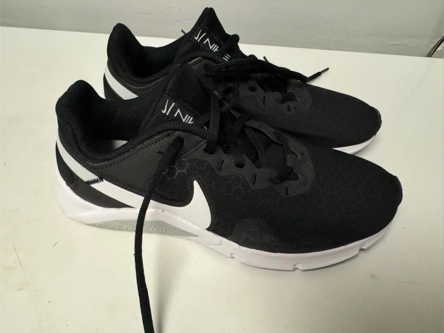 Nike Legend Essential 3 Black/White, Size 8 image indicator(4)