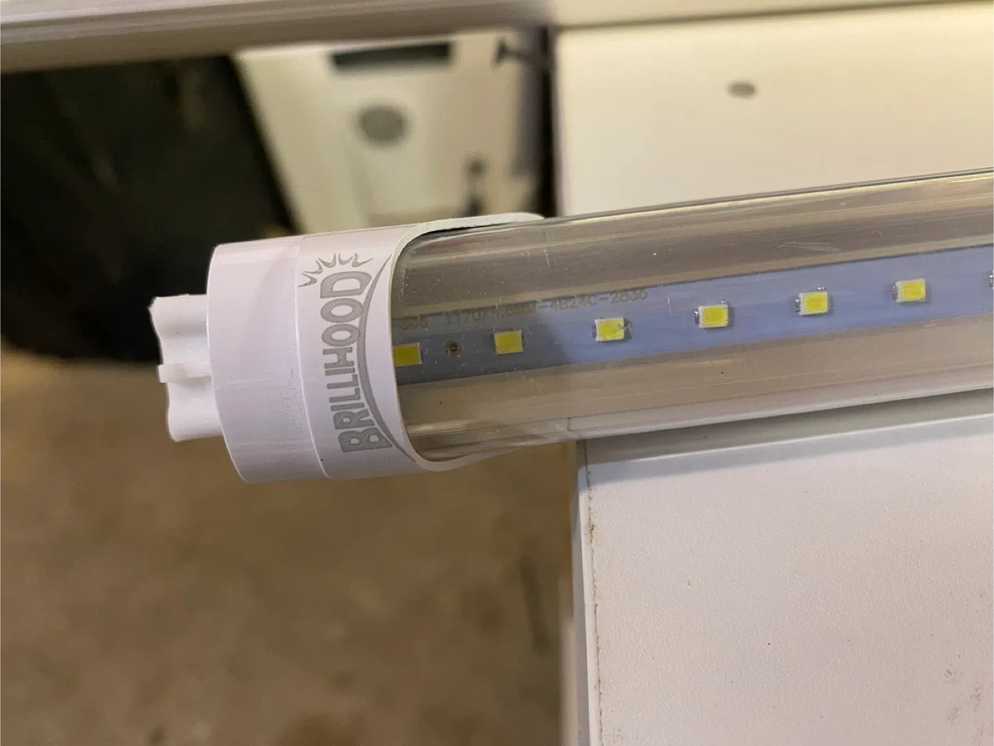 Brillihood T8 LED Tube Light image indicator(3)
