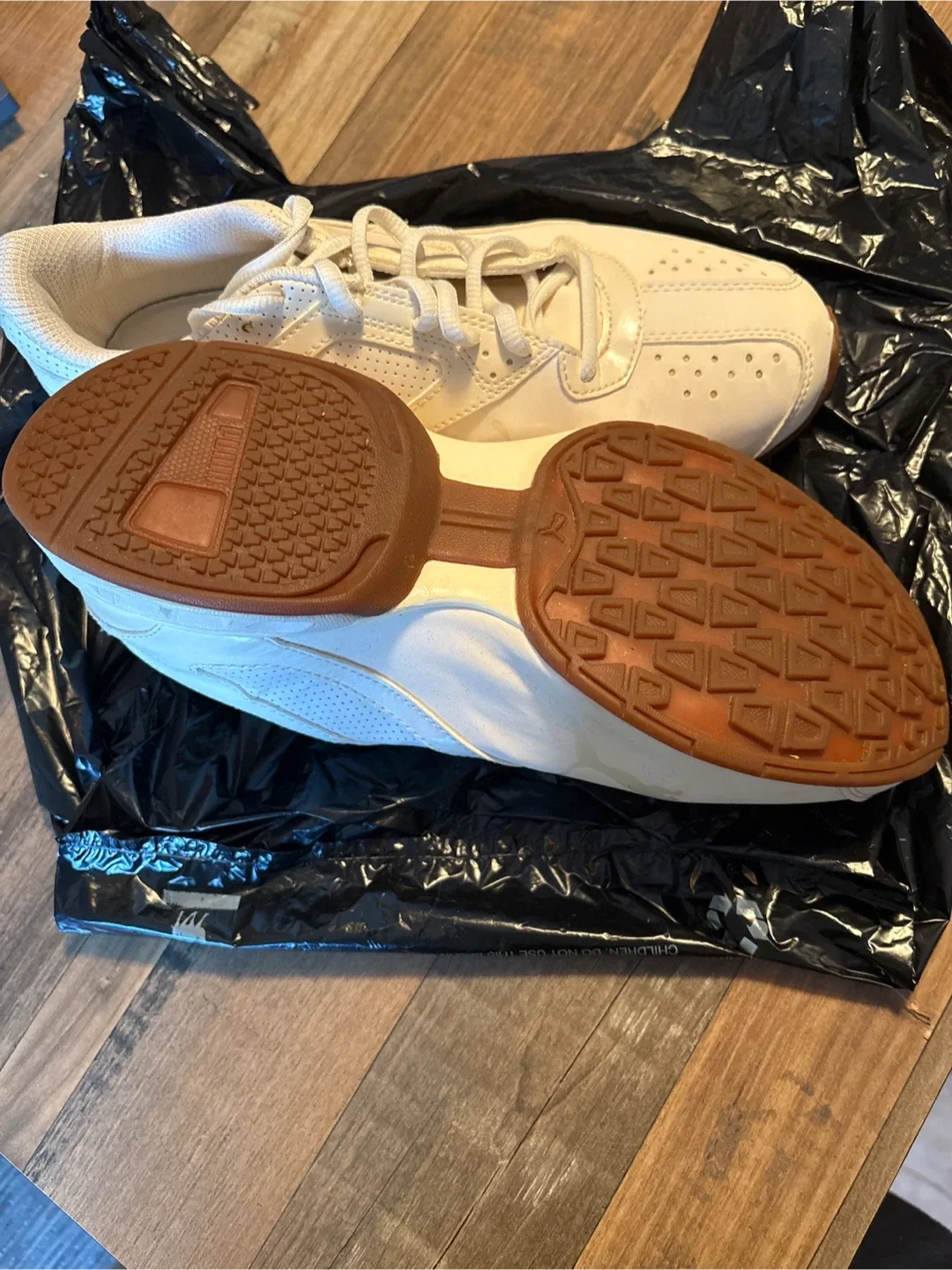 Ladies beige Puma Sneakers Size 8.5 image indicator(3)