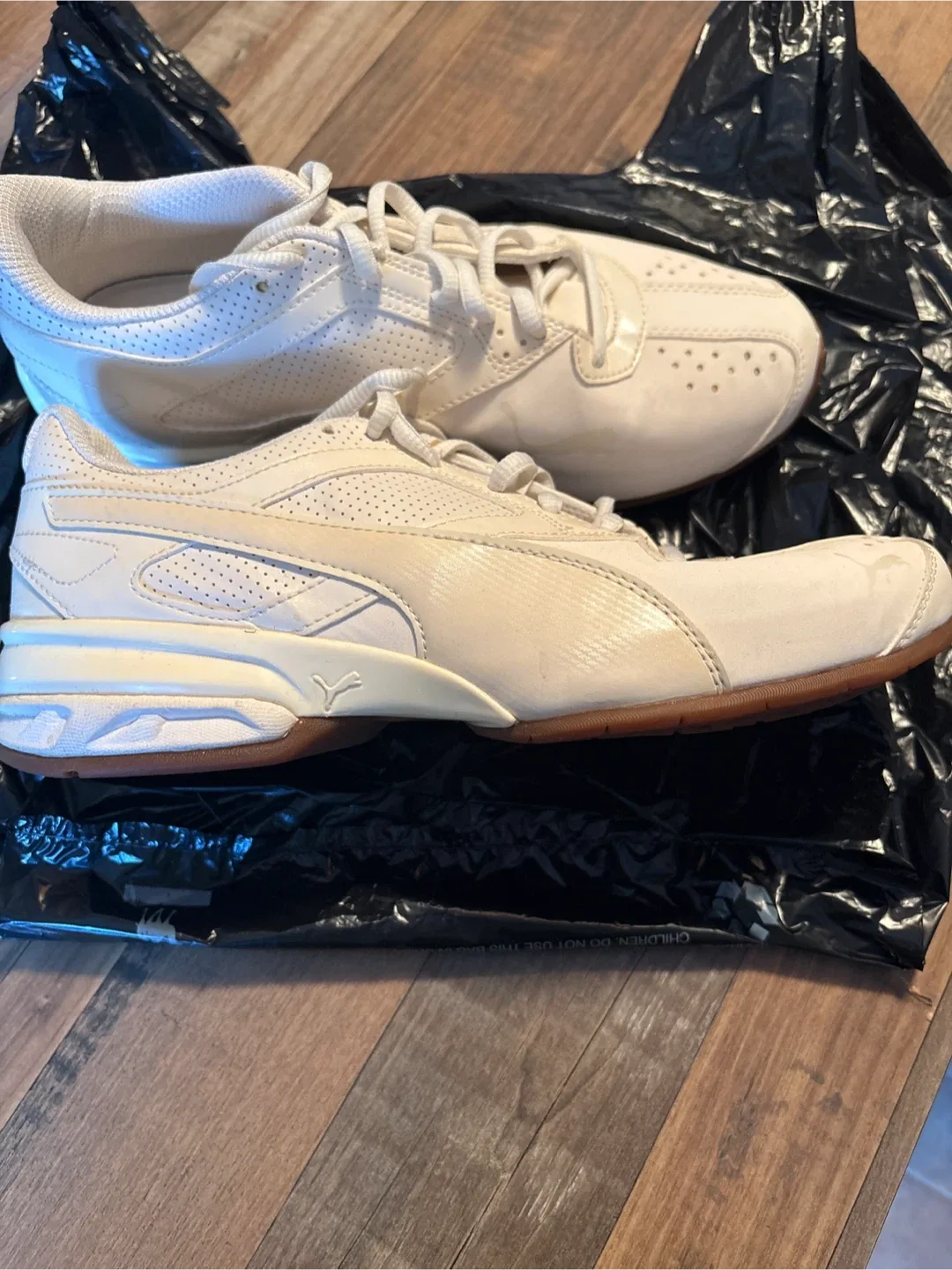 Ladies beige Puma Sneakers Size 8.5 image indicator(2)