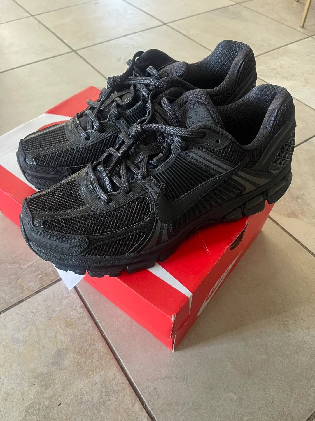 Nike Vomero Black Men's Size 10.5 image indicator(2)