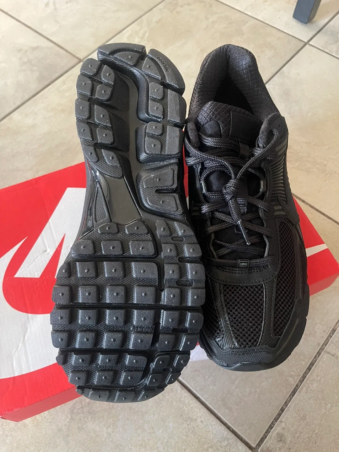 Nike Vomero Black Men's Size 10.5 image indicator(3)