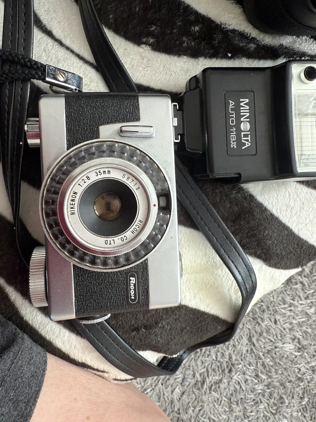 Ricoh Rikenon 35mm Camera w/ Minolta Auto 118X Flash thumbnail