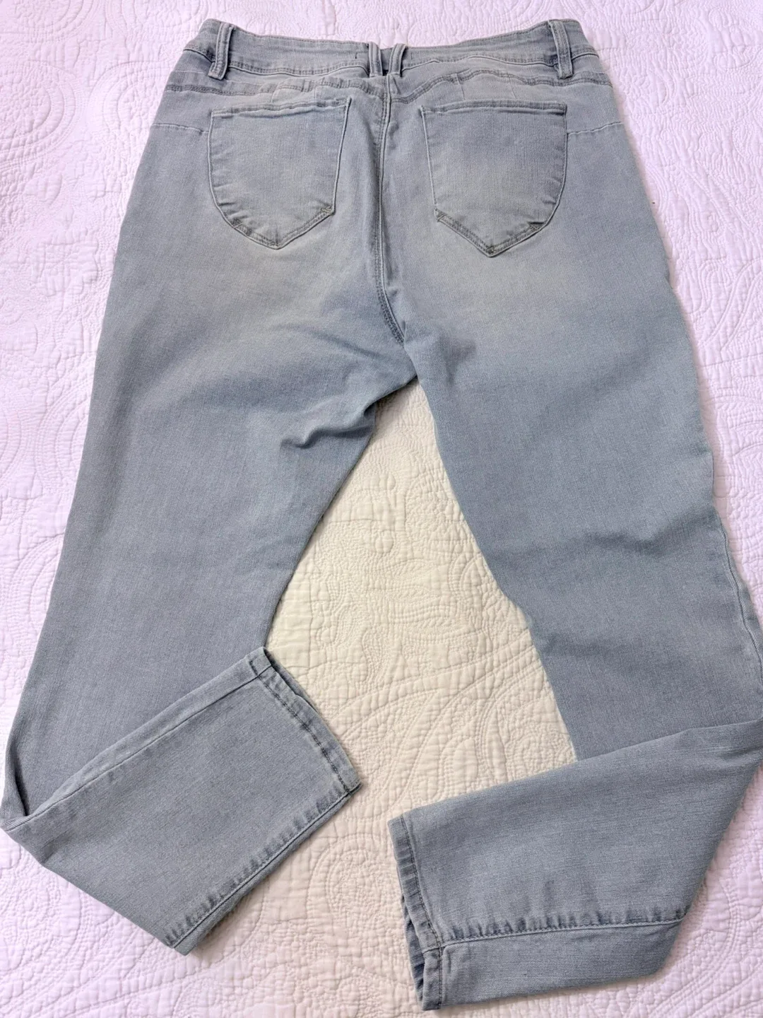 WBB Royalty Light Wash Jeans image indicator(2)
