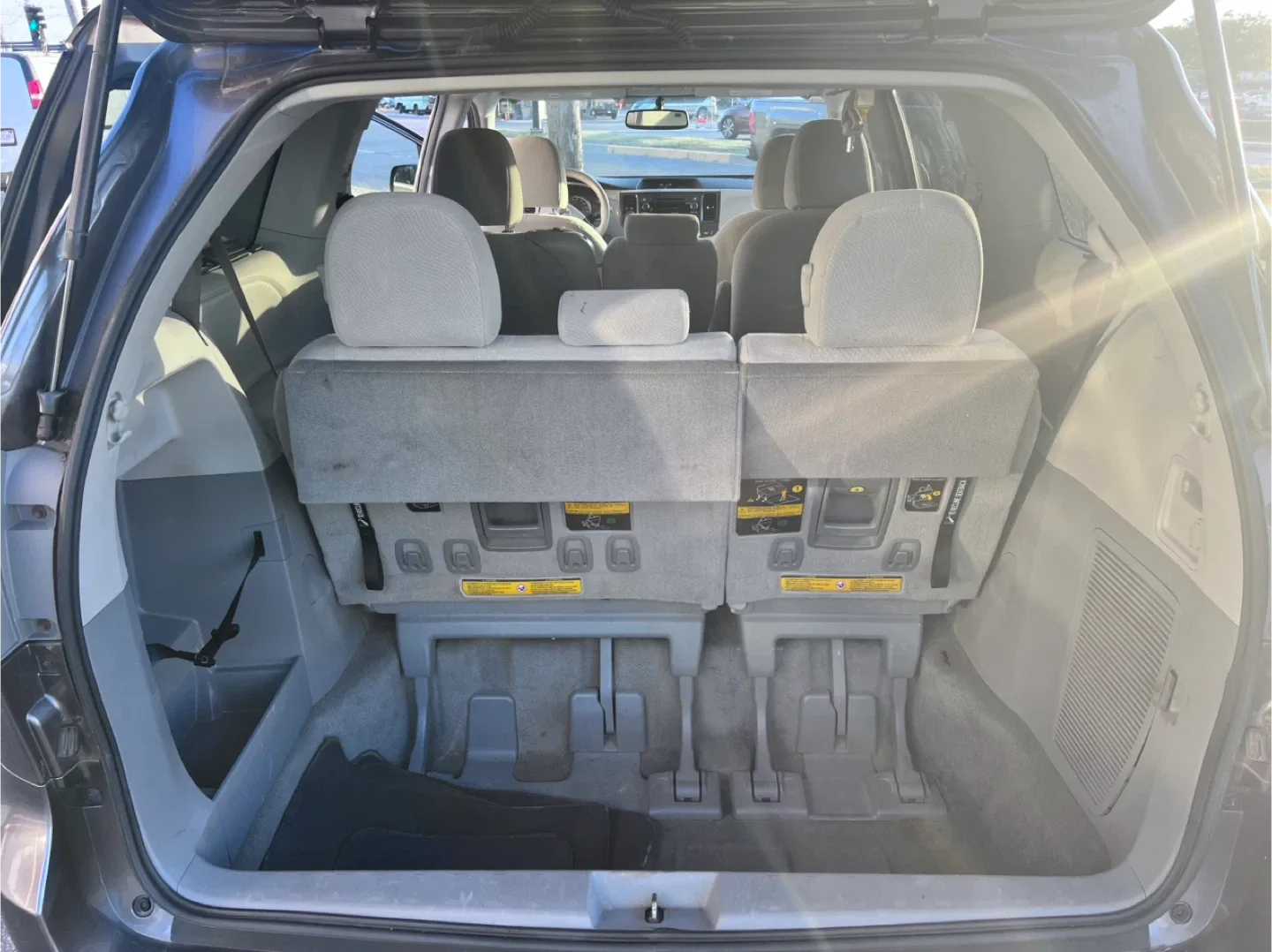 Toyota Sienna Minivan - Gray image indicator(2)