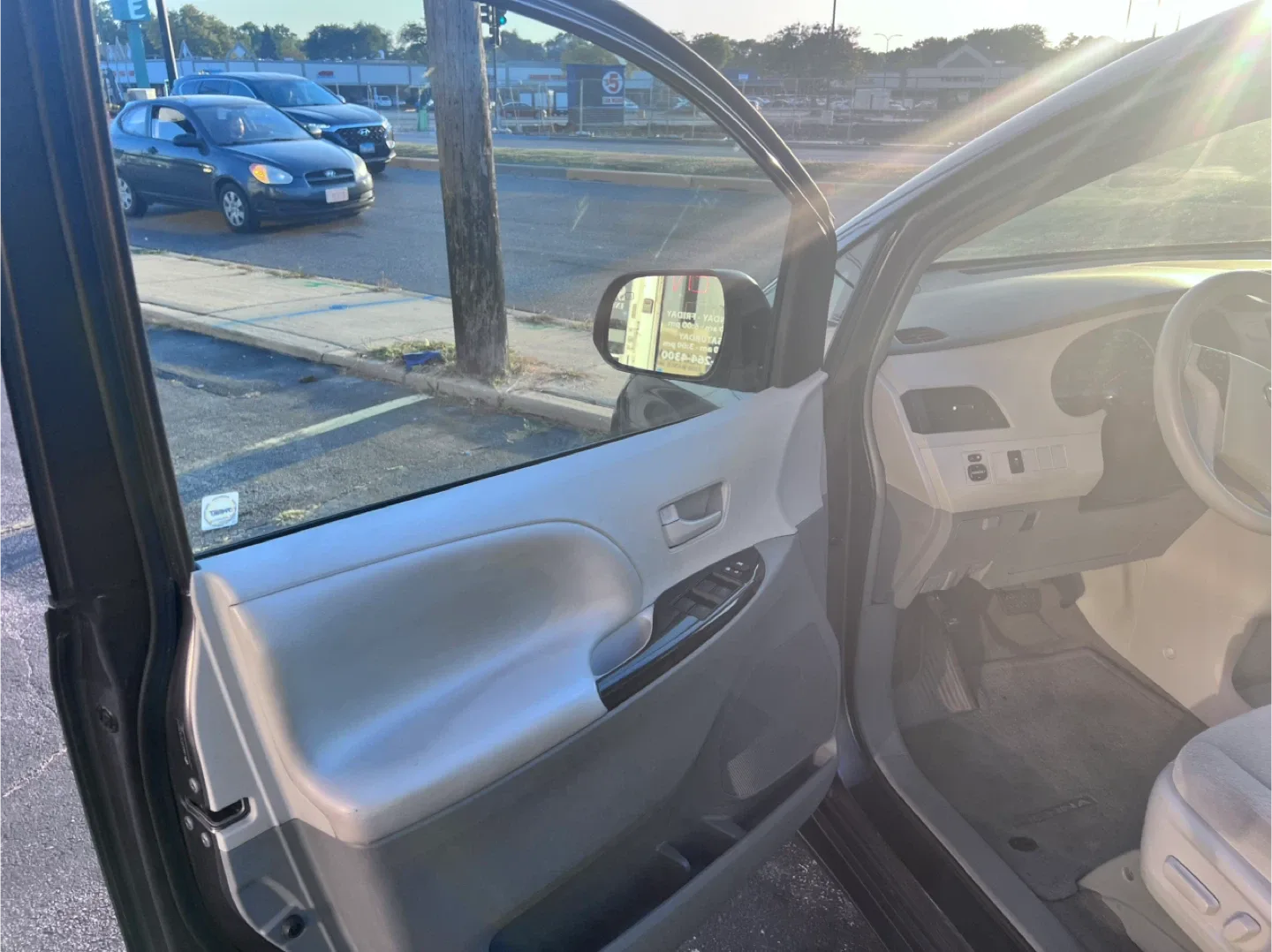 Toyota Sienna Minivan - Gray image indicator(6)