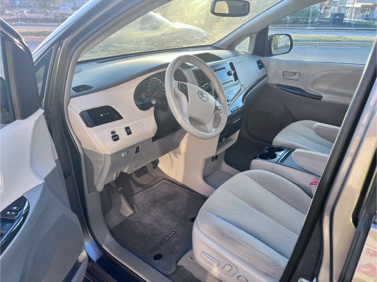 Toyota Sienna Minivan - Gray image indicator(5)