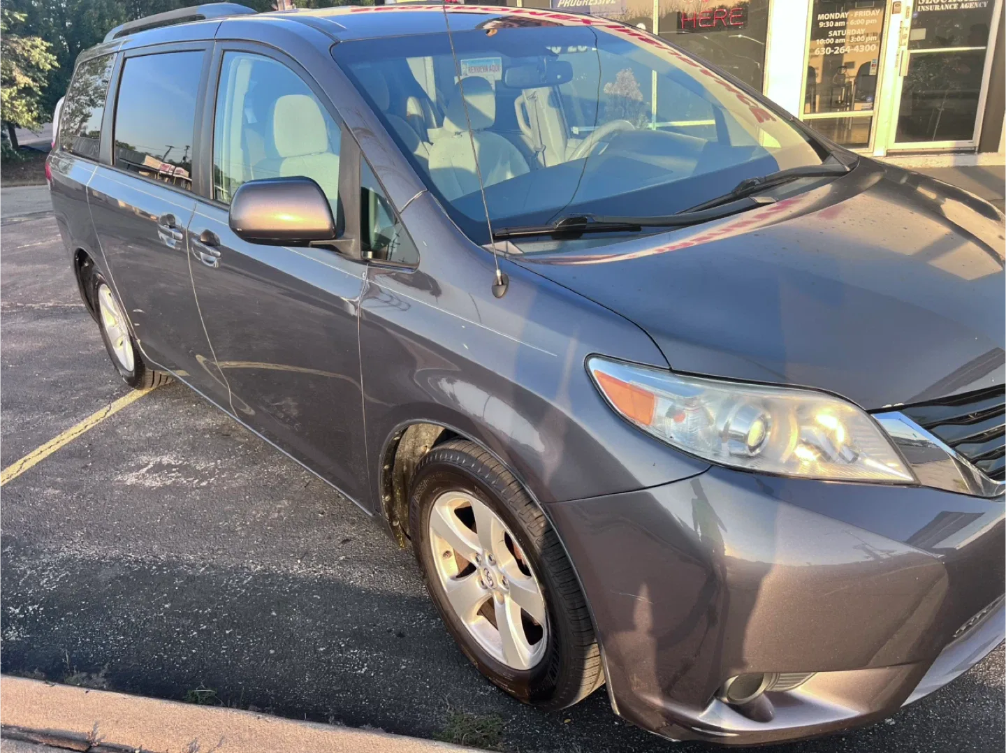 Toyota Sienna Minivan - Gray image indicator(9)