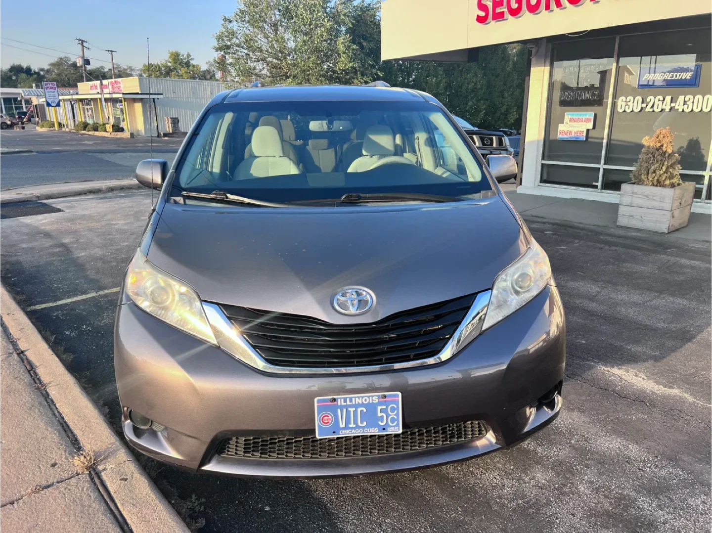 Toyota Sienna Minivan - Gray image indicator(10)