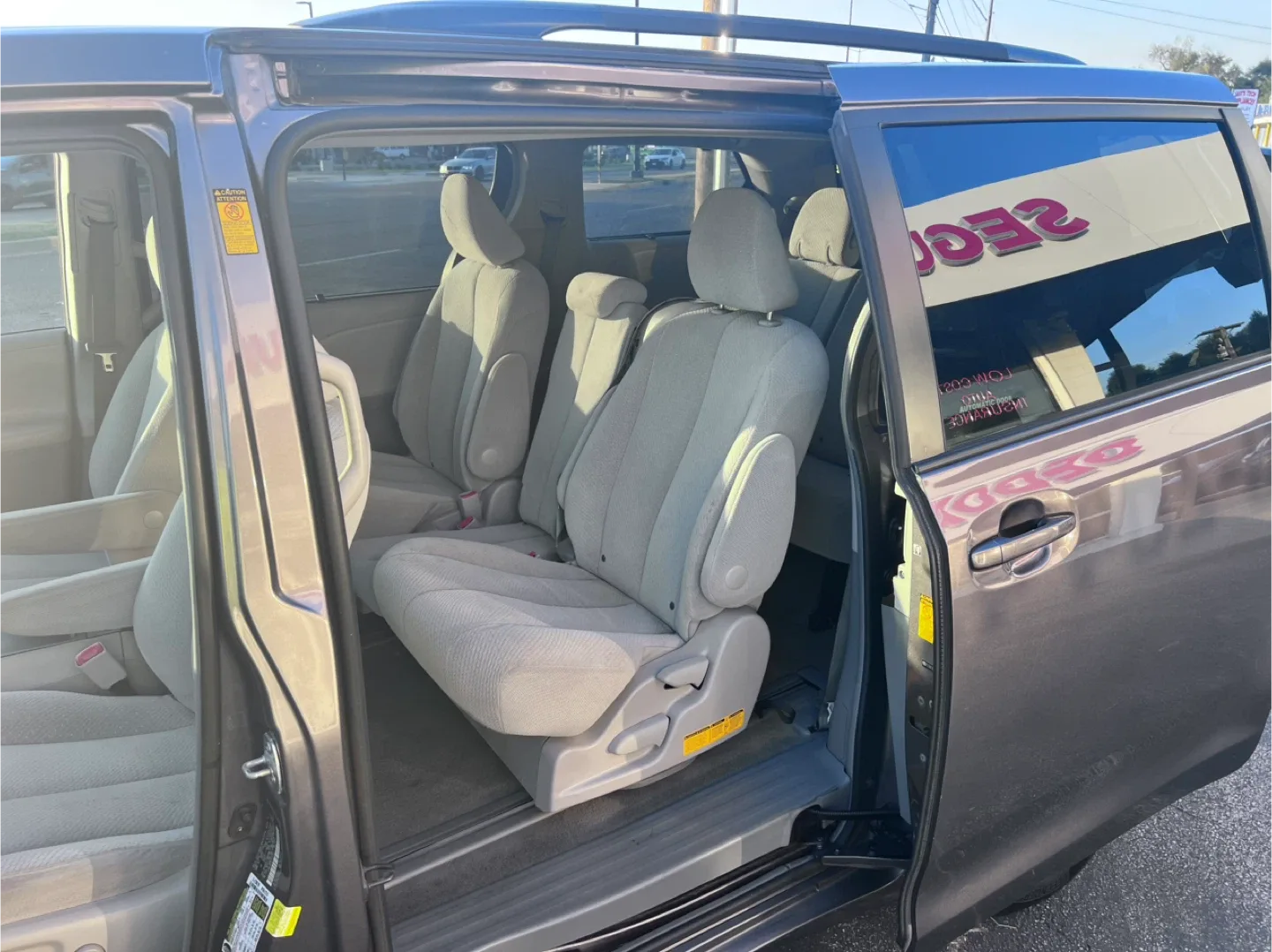 Toyota Sienna Minivan - Gray image indicator(7)