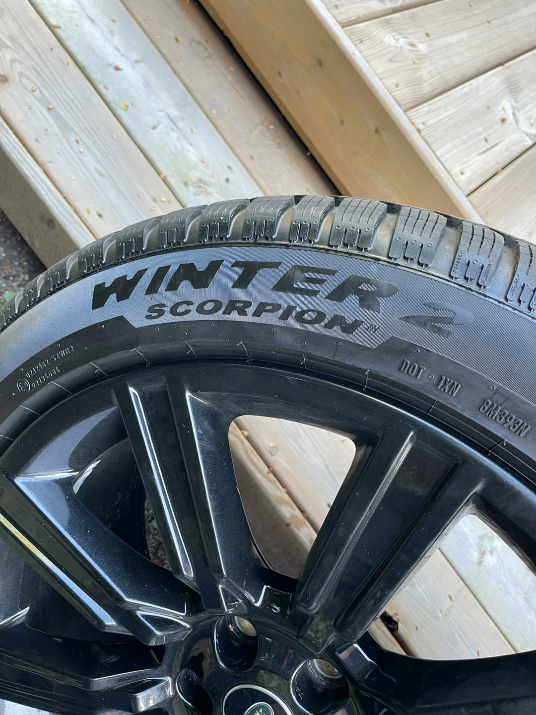Land Rover Wheels with Pirelli Winter Tires - 275/45R21 image indicator(3)