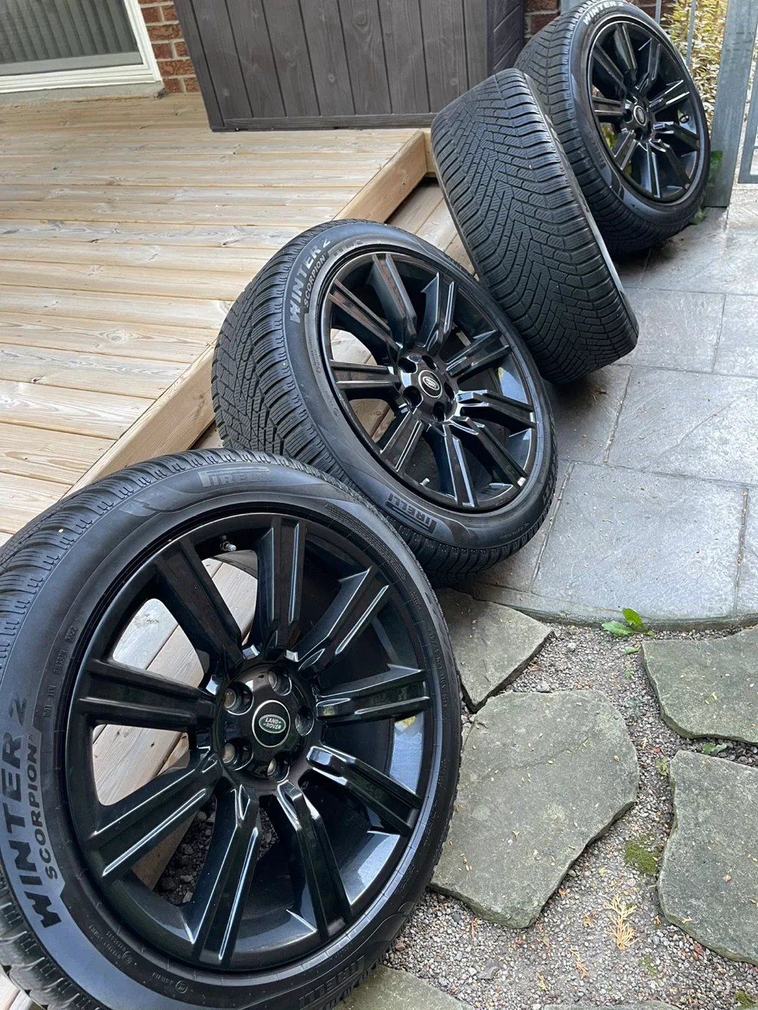 Land Rover Wheels with Pirelli Winter Tires - 275/45R21 image indicator(2)