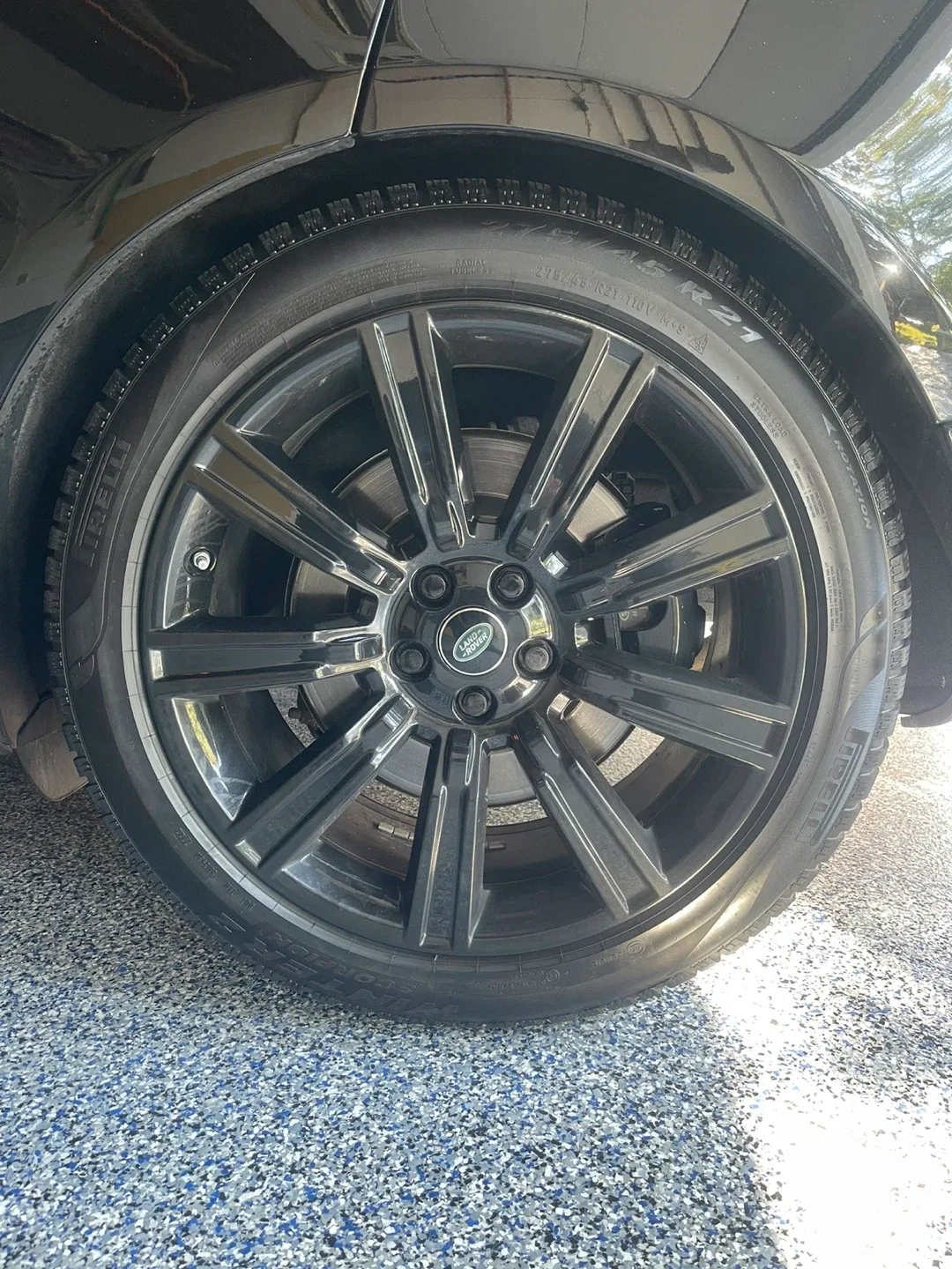 Land Rover Wheels with Pirelli Winter Tires - 275/45R21 image indicator(6)