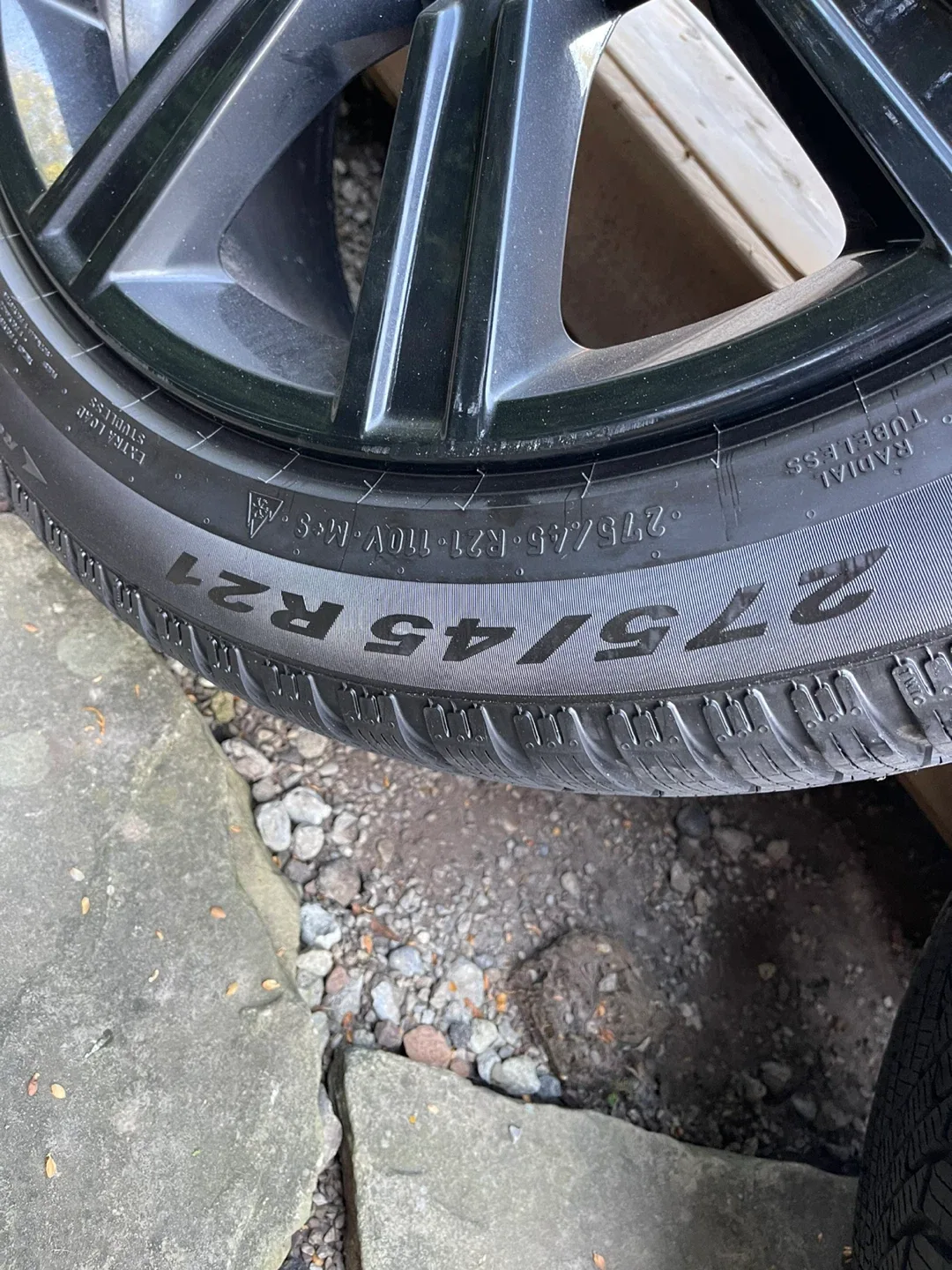 Land Rover Wheels with Pirelli Winter Tires - 275/45R21 image indicator(4)