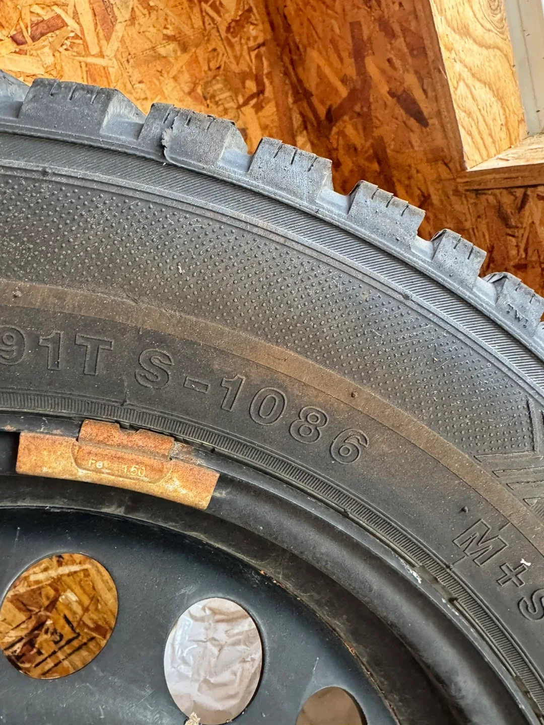 Winter Challenger 195/65R15 Tires on Steel Rim 4 image indicator(2)