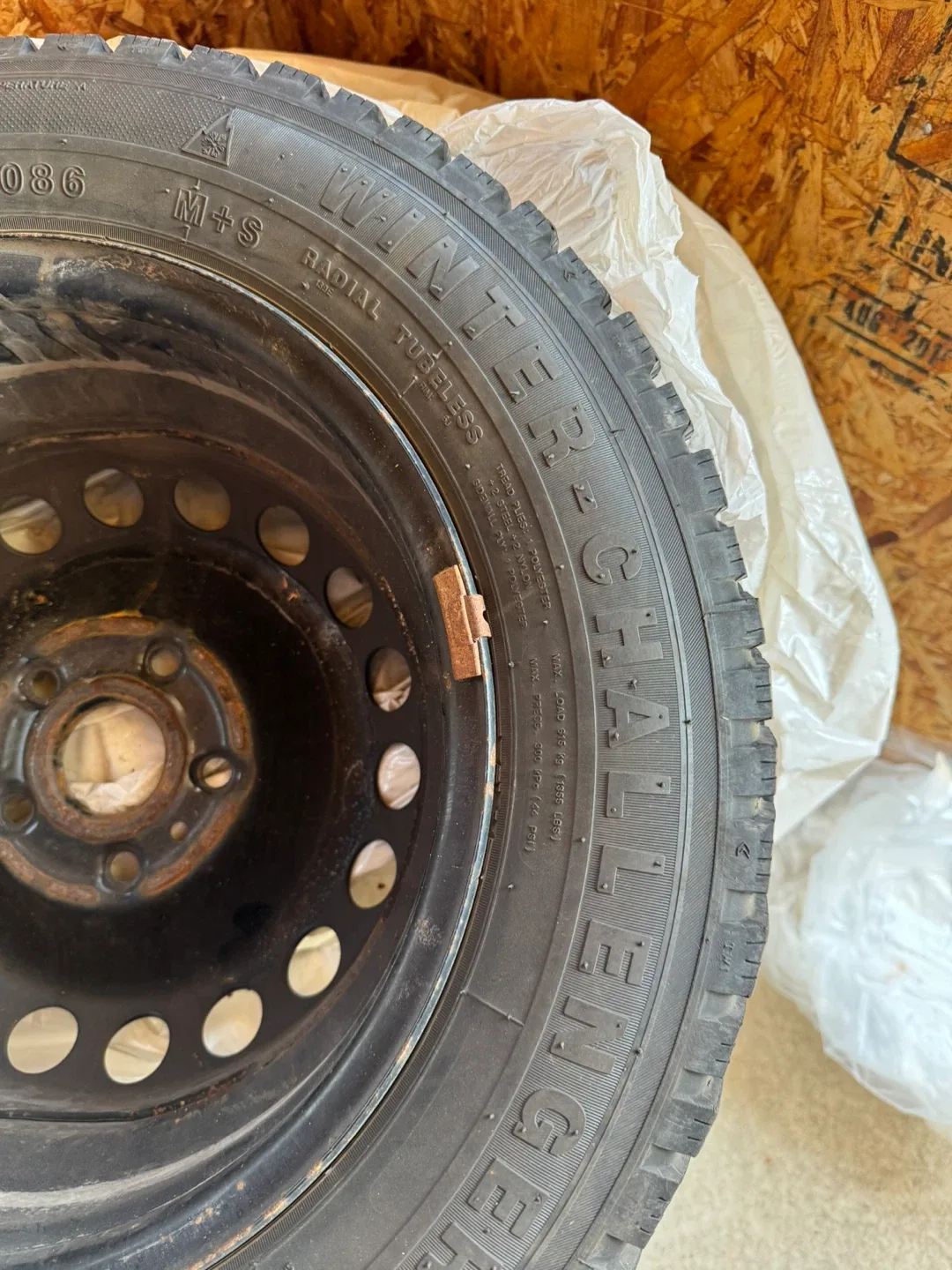 Winter Challenger 195/65R15 Tires on Steel Rim 4 image indicator(5)