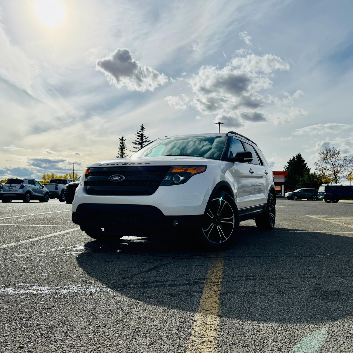 2015 Ford explorer sport awd — white/black — 192,000 km