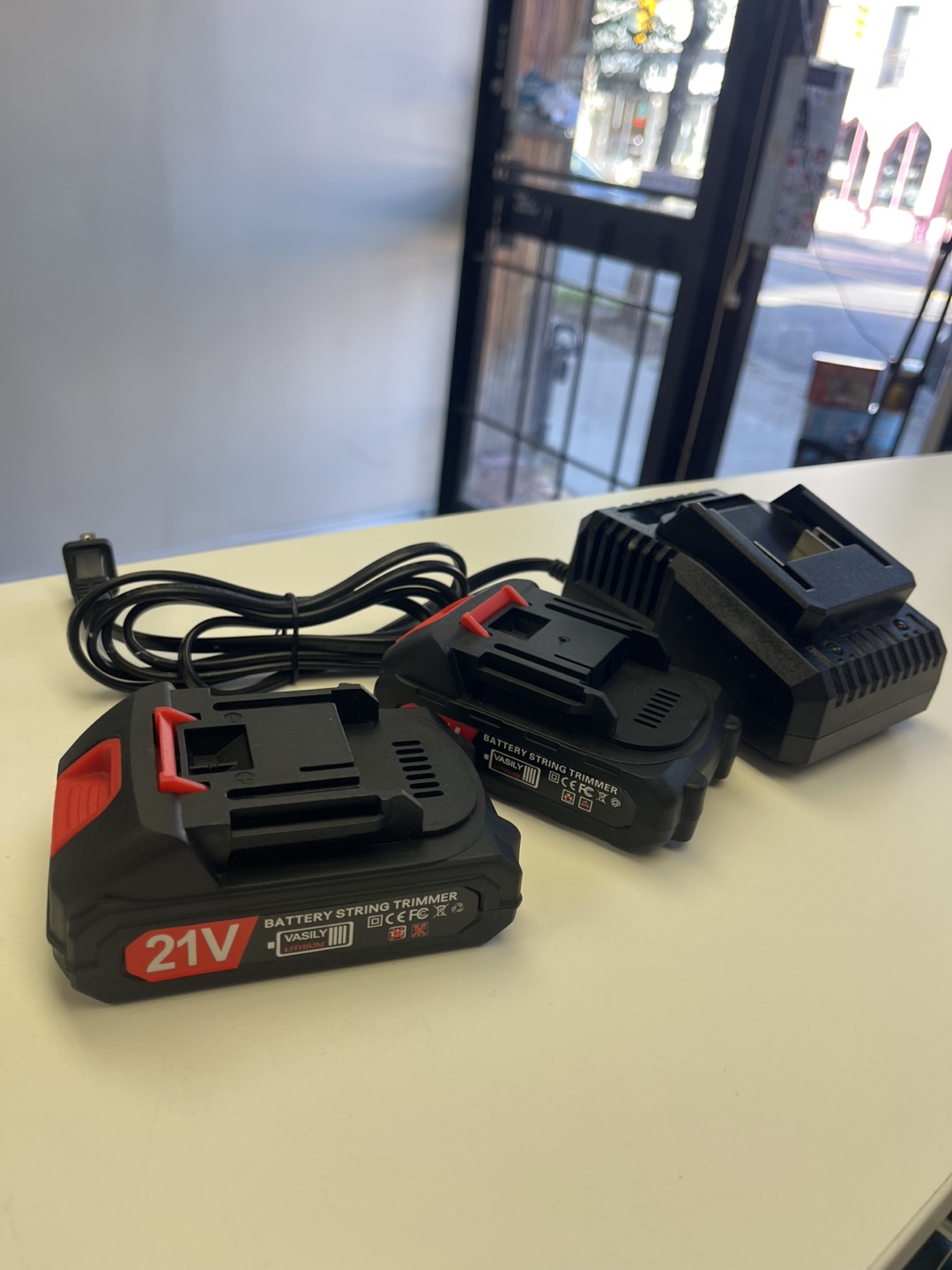21V 2 Batteries and charger - photo 2