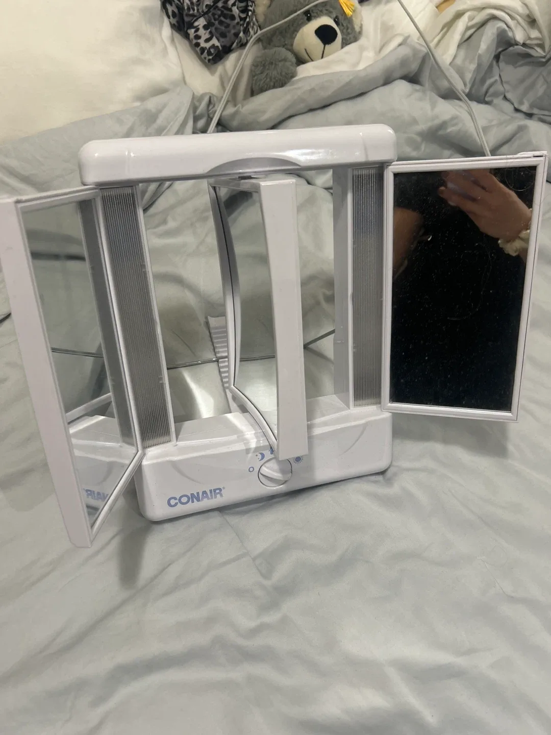 Conair Tri-Fold Lighted Makeup Mirror image indicator(3)