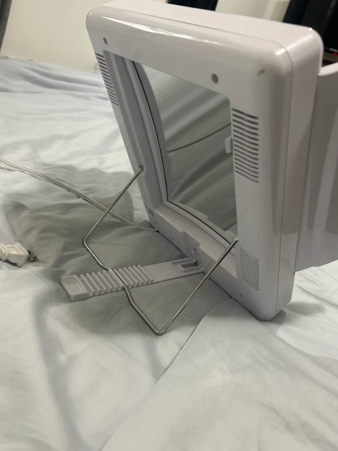 Conair Tri-Fold Lighted Makeup Mirror image indicator(2)