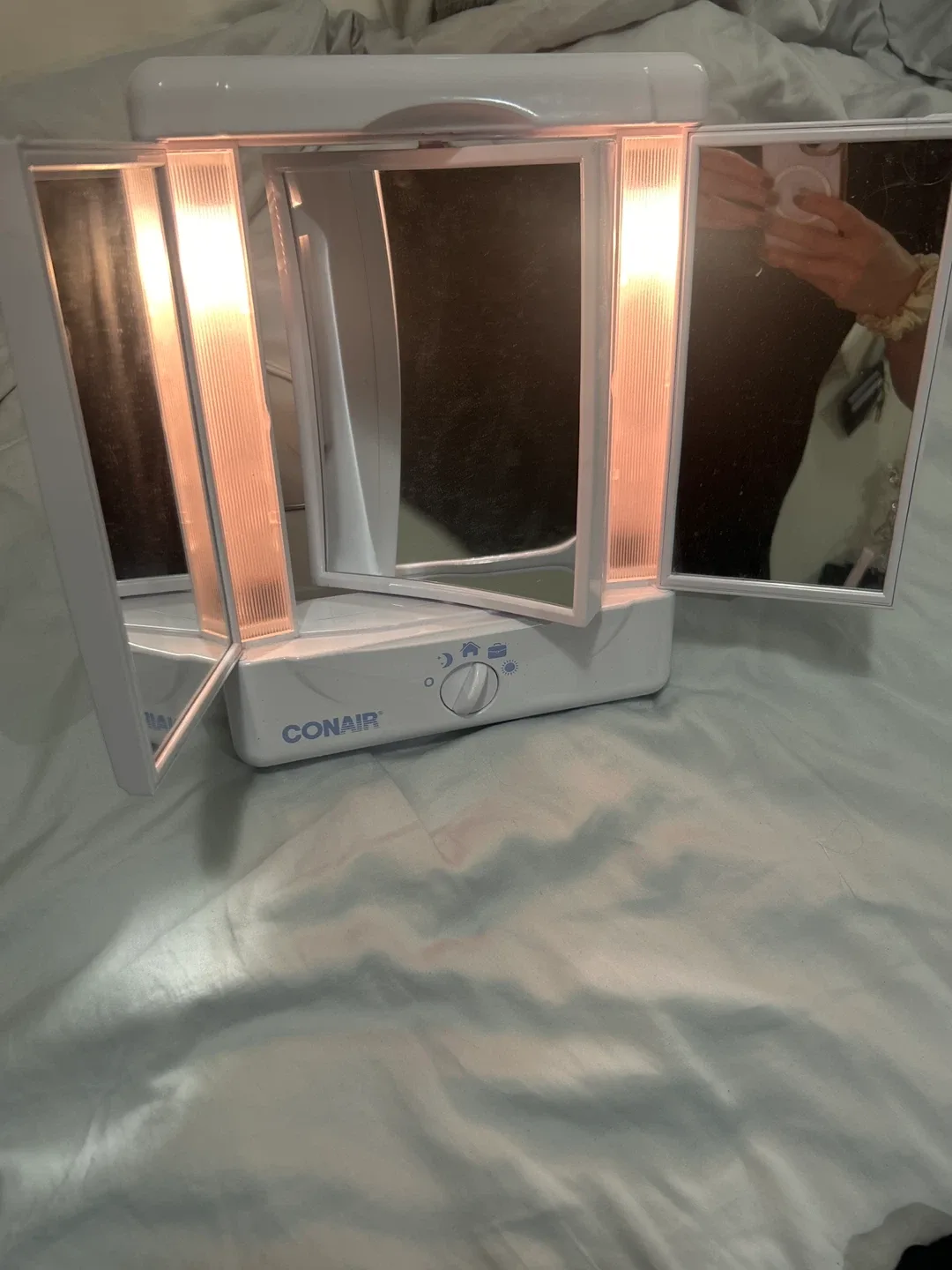 Conair Tri-Fold Lighted Makeup Mirror image indicator(4)