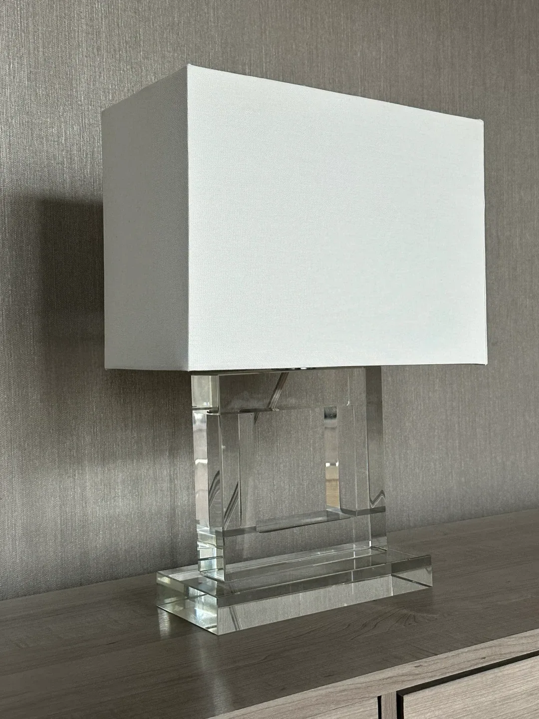 Safavieh Town Square Clear Acrylic Table Lamp image indicator(4)