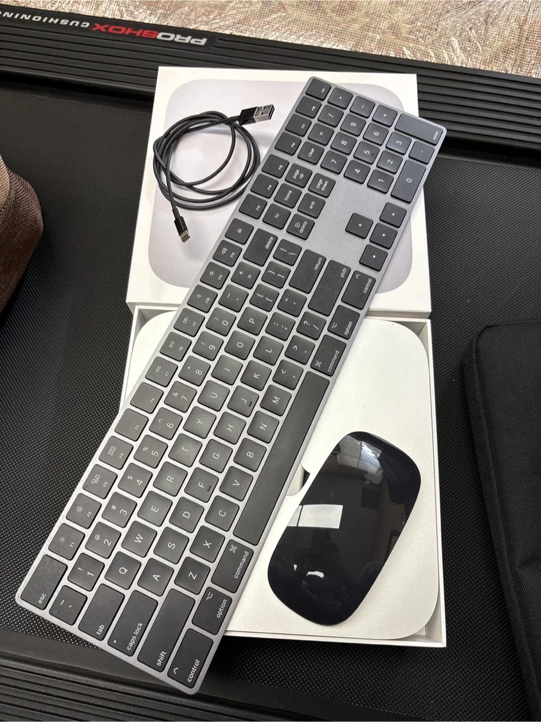 Apple Mac Mini (M2) & Magic Keyboard/Mouse image indicator(2)