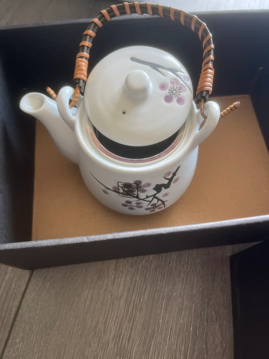 Tea set with teapot and 4 cups image indicator(2)