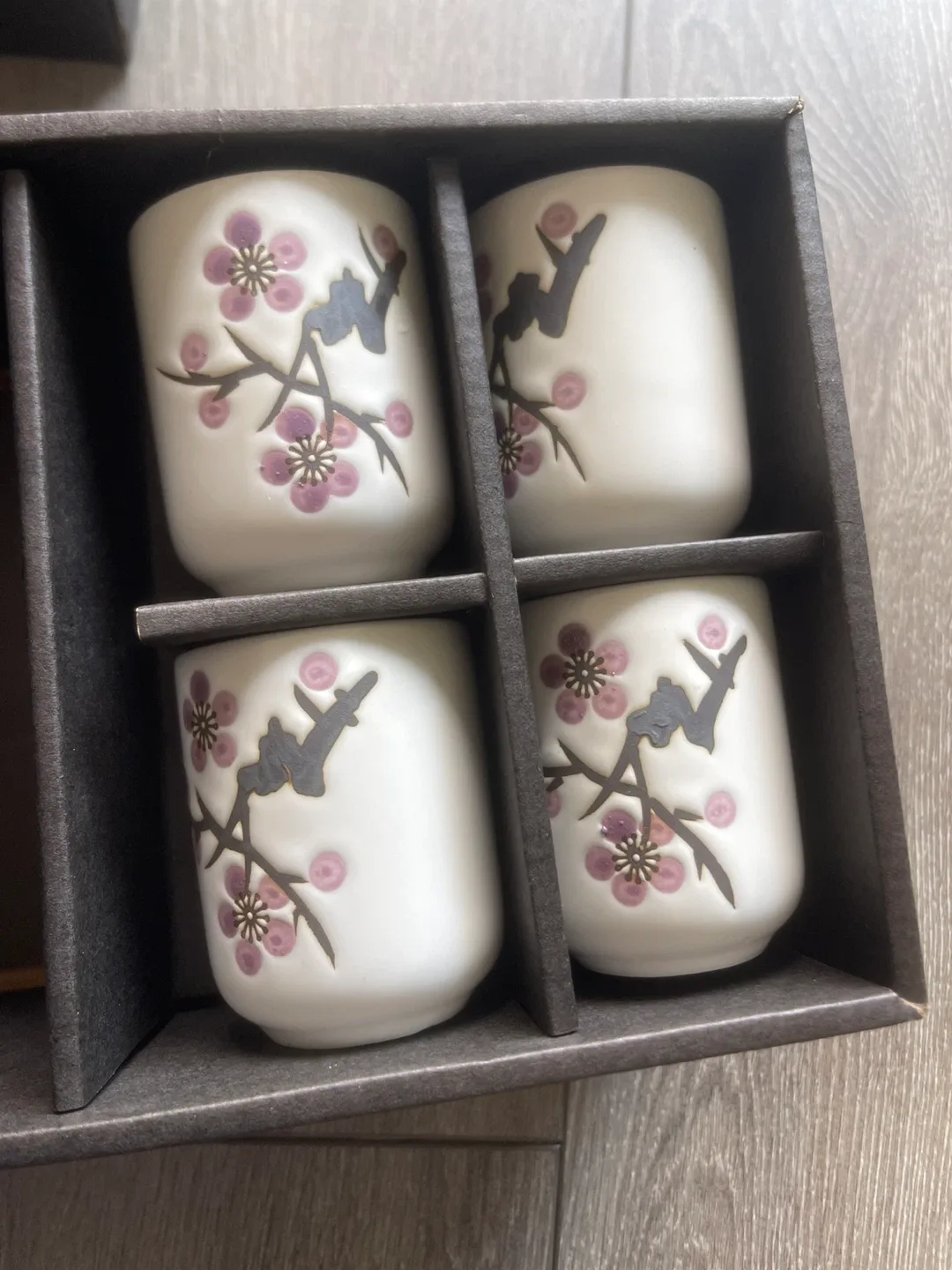 Tea set with teapot and 4 cups