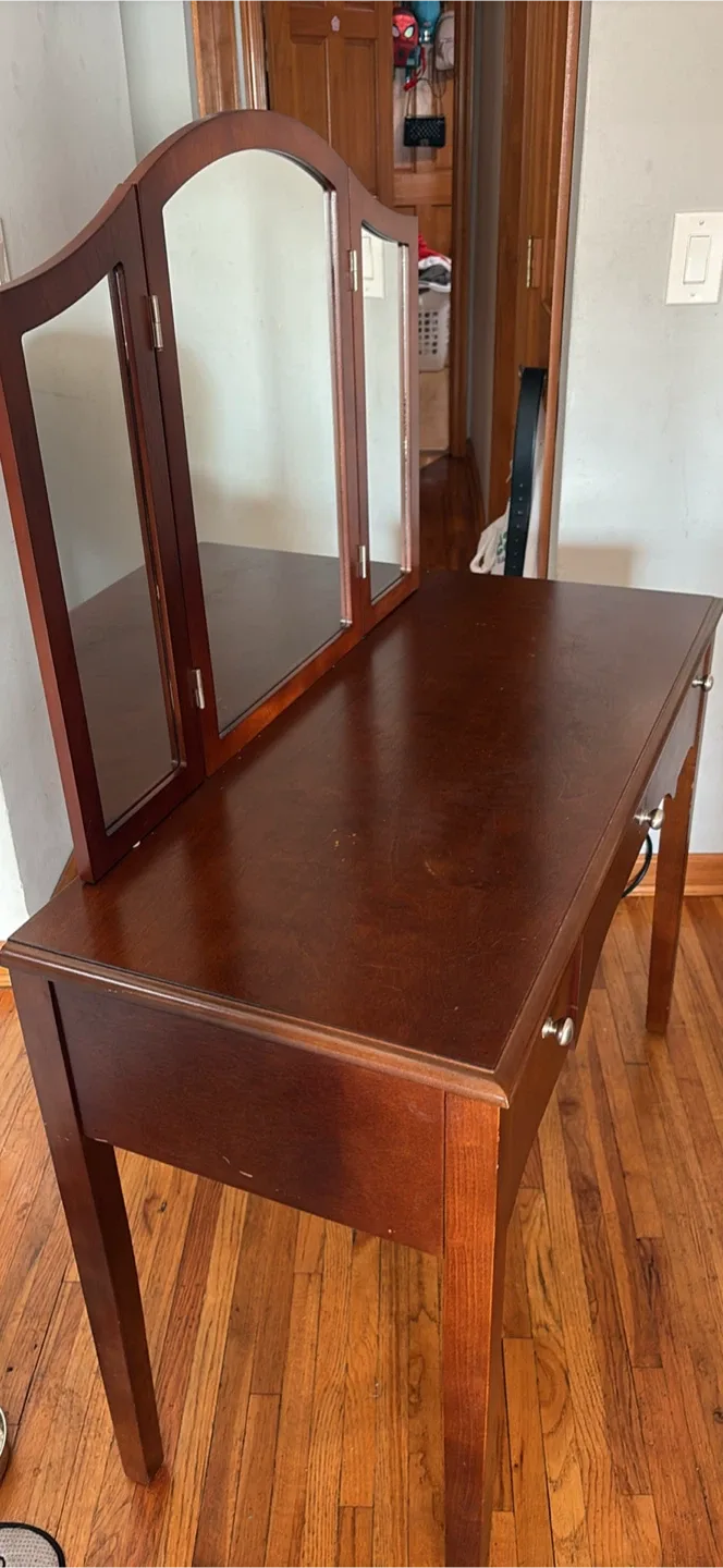 Vanity Table with Tri-Fold Mirror image indicator(2)