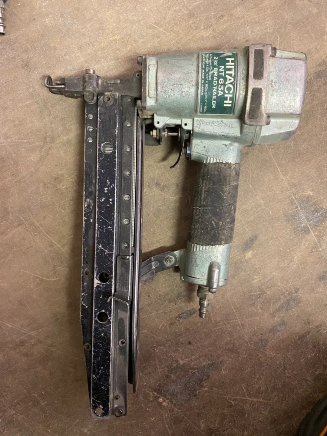 Hitachi NT65A 2 1/2" Brad Nailer thumbnail