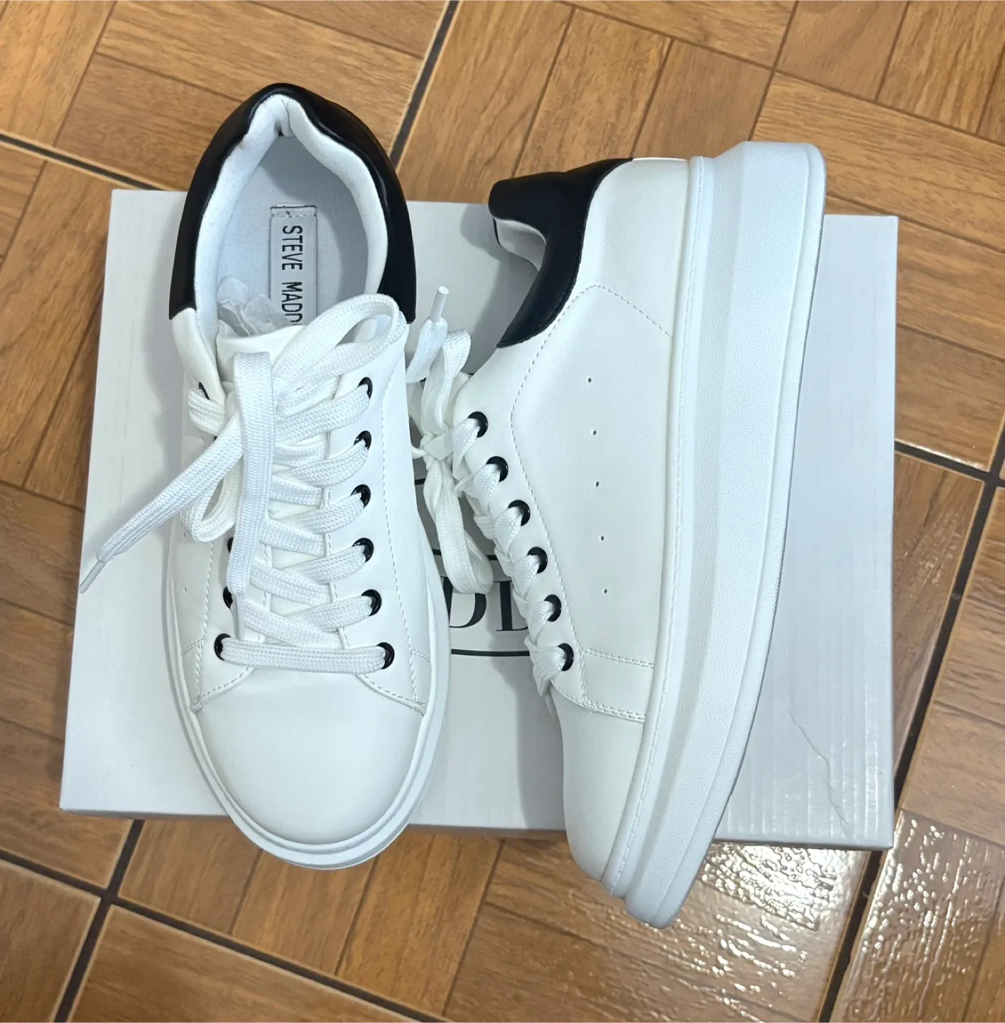 Women’s Steve Madden Zolla White/Black Sneakers - Size 8 image indicator(3)