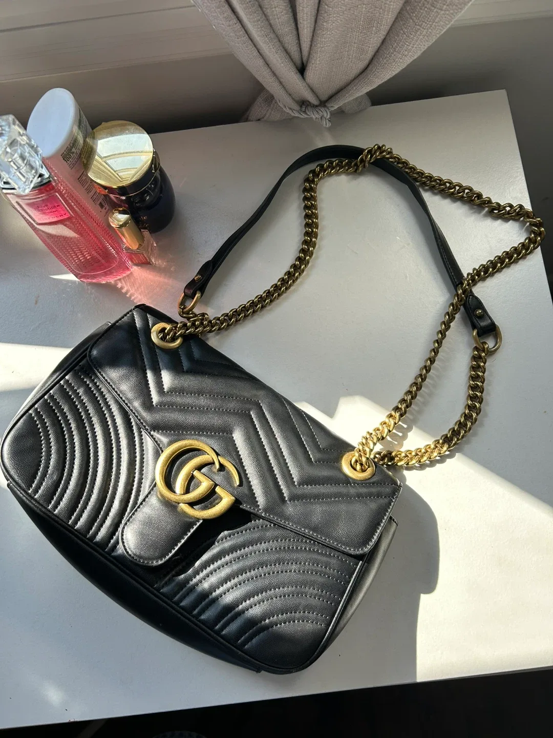 Gucci Marmont Small Black Shoulder Bag image indicator(2)